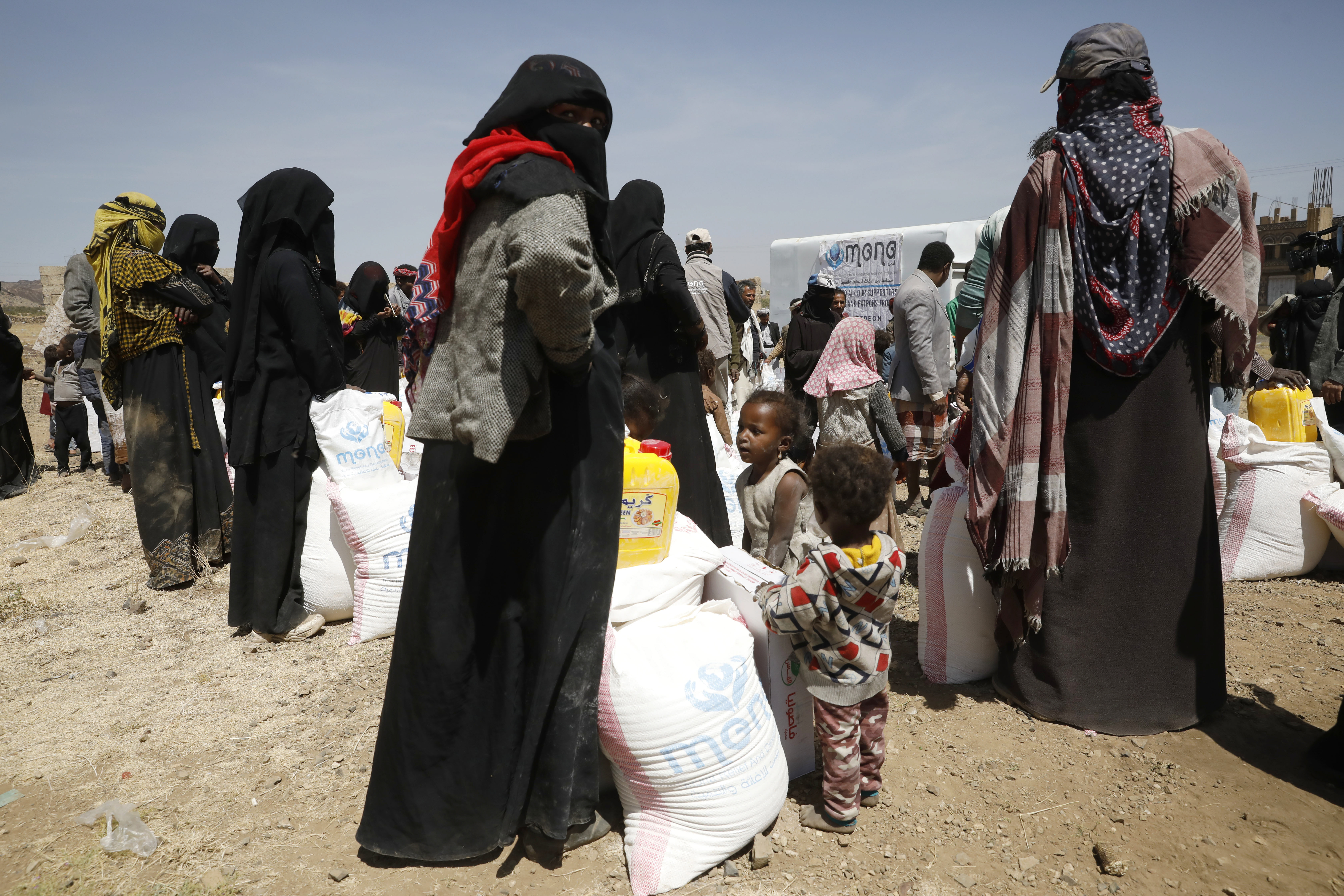Jemen deca Displaced people get food rations ahead of a donors conference on Yemen humanitarian crisis