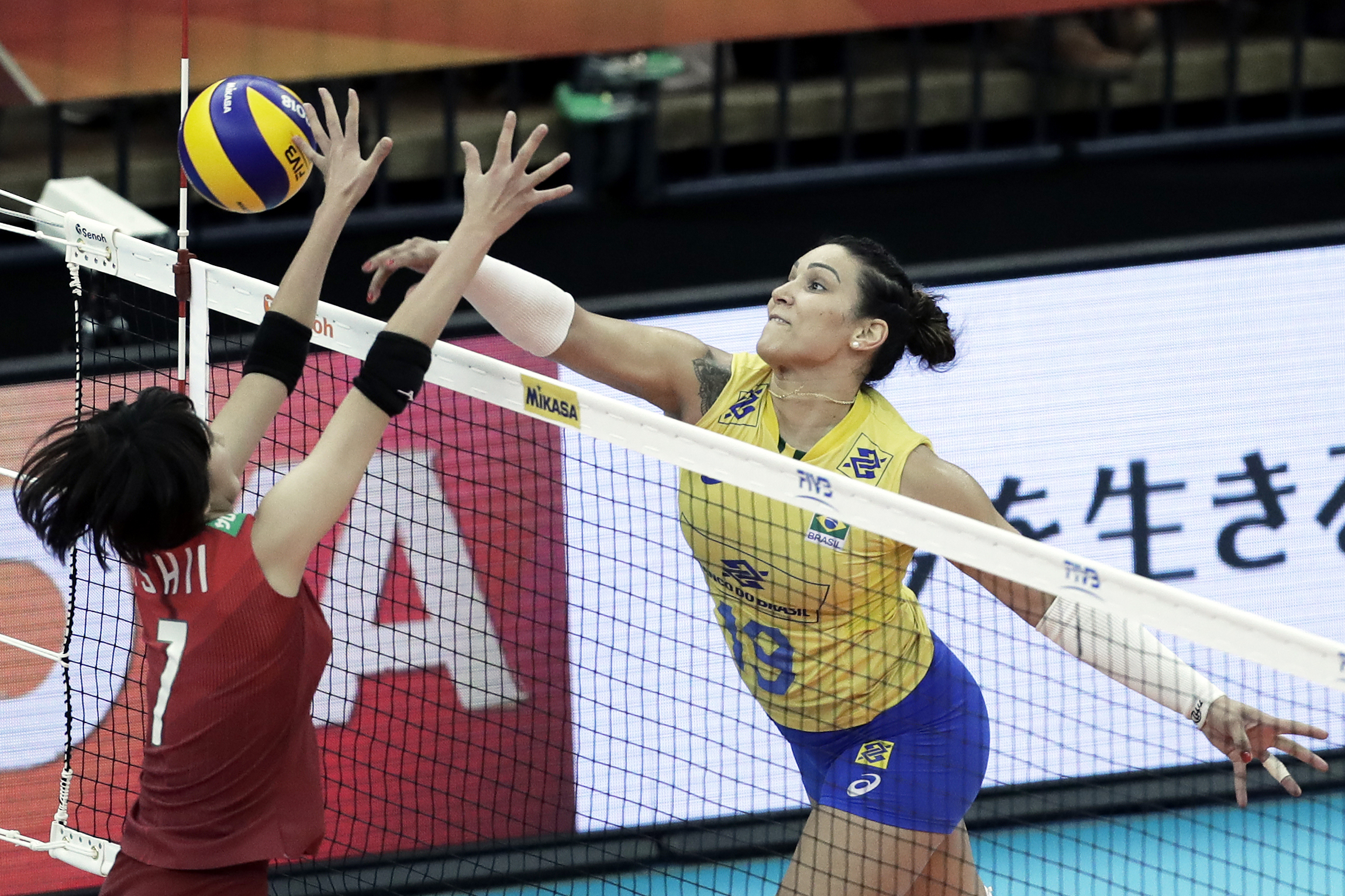 epa07086074 Tandara Caixeta (R) of Brazil in action against Yuki Ishii of Japan during the FIVB Women's World Championship second round Pool E match between Japan and Brazil in Nagoya, central Japan, 11 October 2018.  EPA-EFE/KIYOSHI OTA