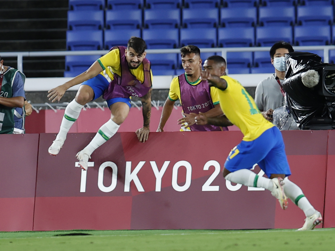 epa09404020 The players of Brazil celebrate 2-1 during the Men's soccer gold medal match between Brazil and Spain at Yokohama International Stadium at the Tokyo 2020 Olympic Games in Yokohama, Japan, 07 August 2021.  EPA-EFE/JEON HEON-KYUN