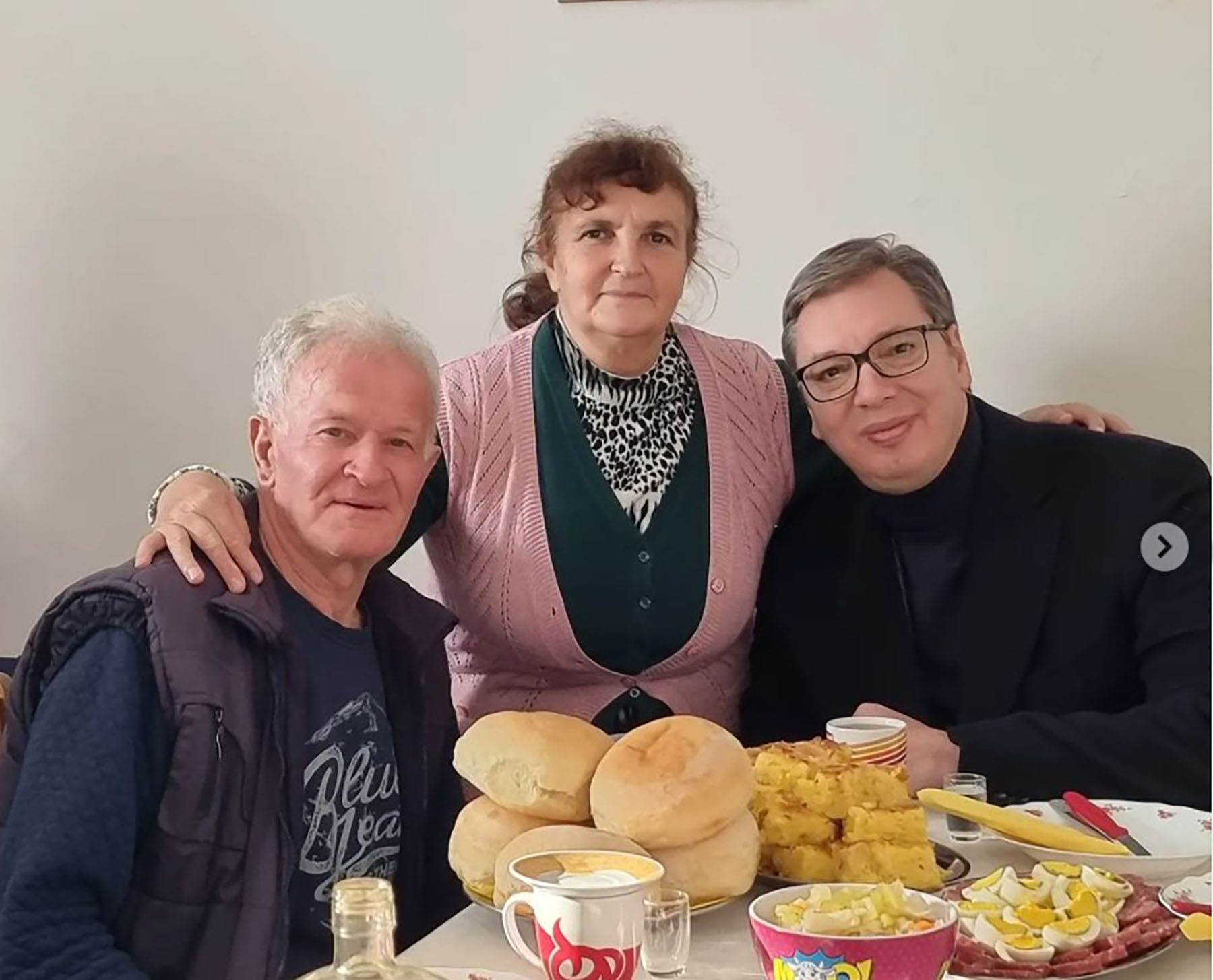 Predsednik Vučić posetio je mnogočlanu porodicu Rosić u Gornjim Nedeljicama