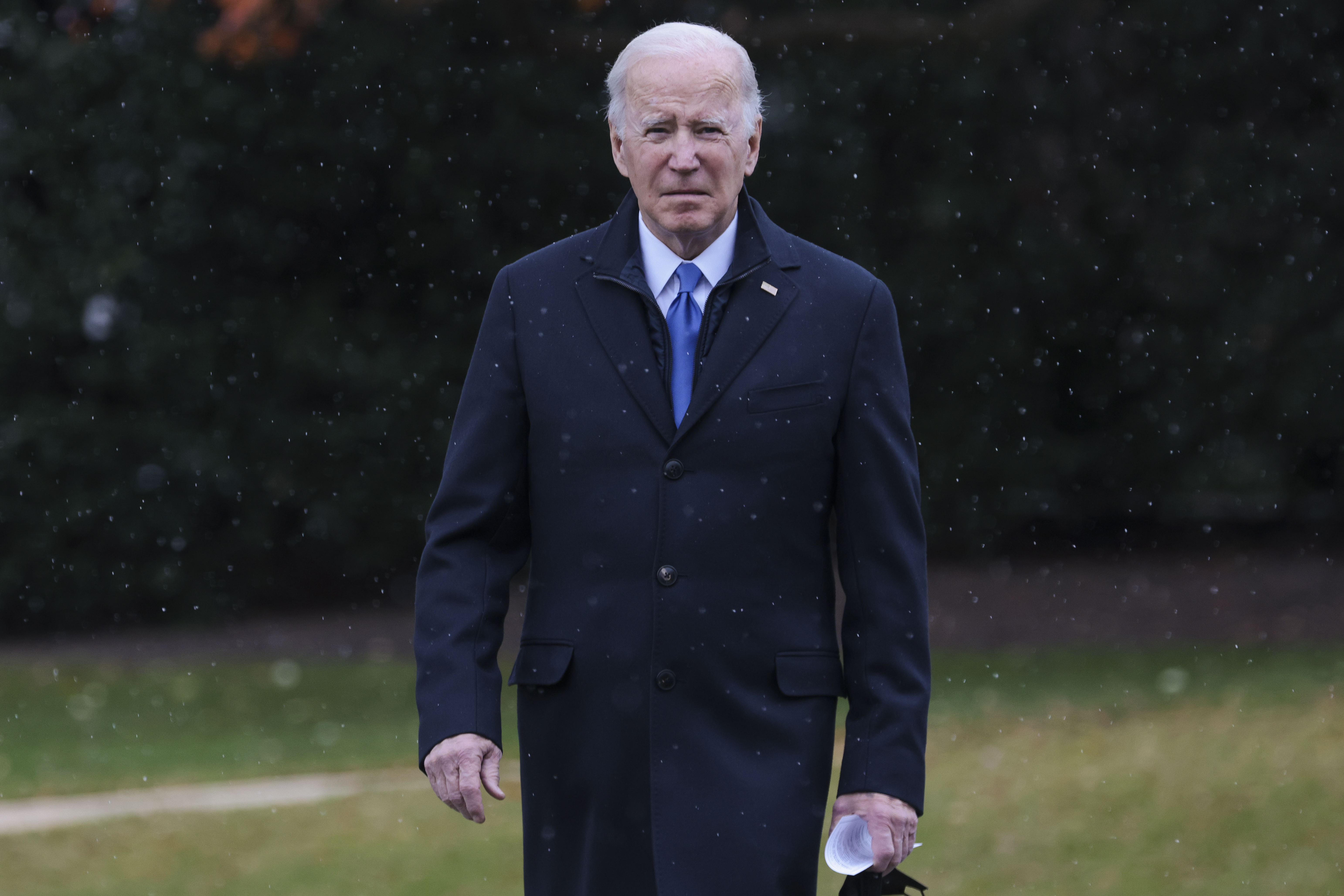 epa09629859 President Joe Biden walks on the South Lawn of the White House before boarding Marine One in Washington, DC, USA, 08 December 2021, for a trip to Kansas City, Missouri.  EPA-EFE/Oliver Contreras / POOL