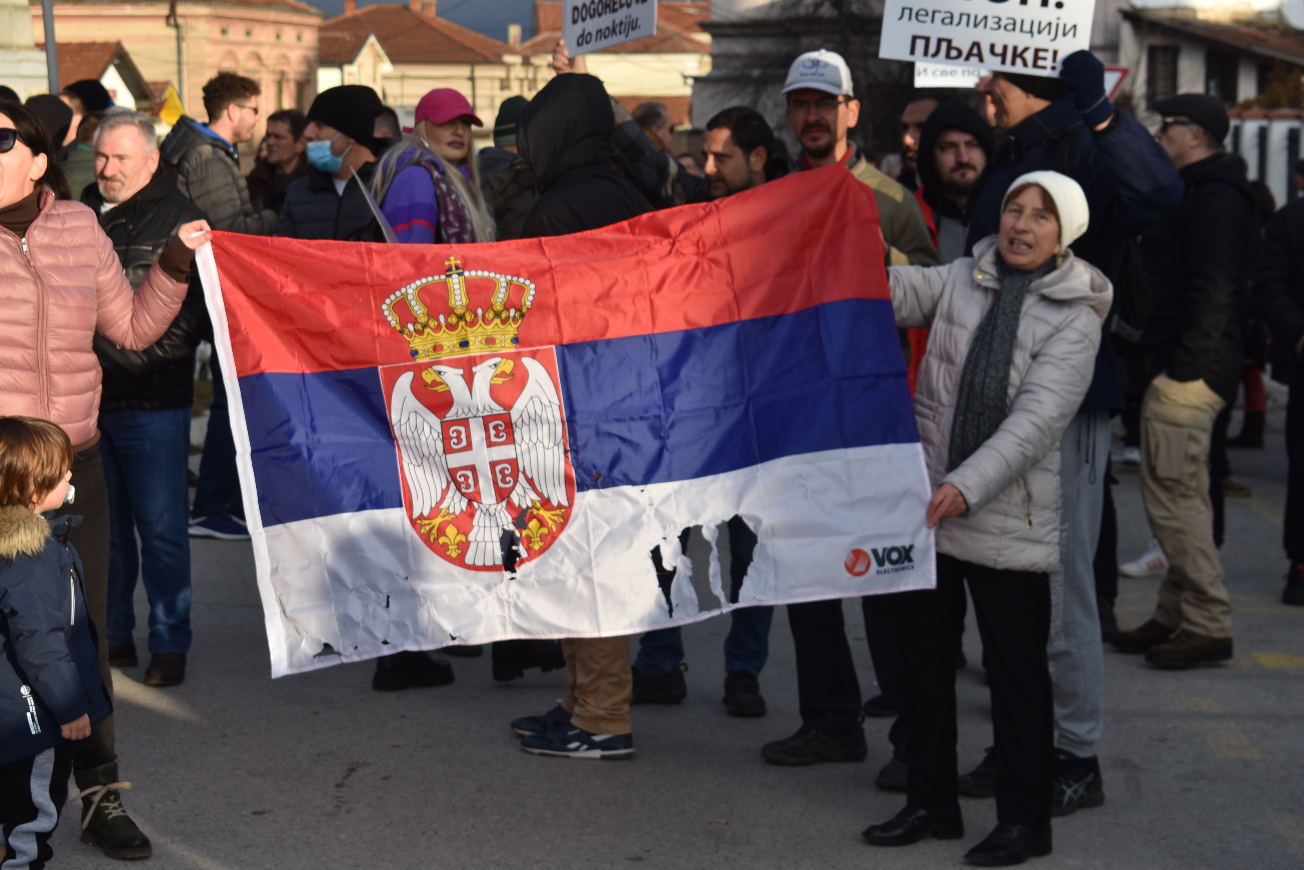VRANJE - Motorom krenuo na protestantne, pocepao zastavu Srbije, protest, blokada