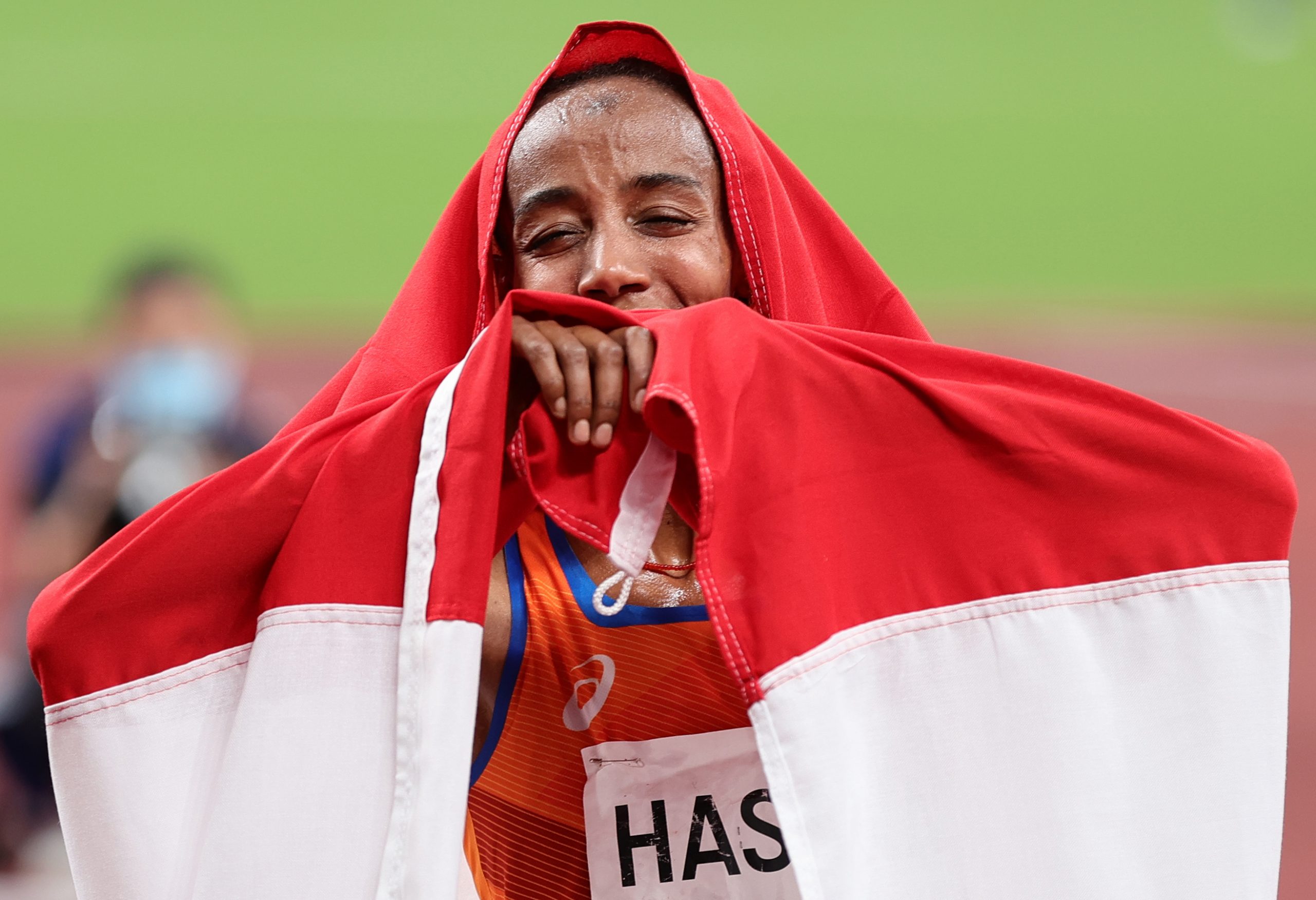 epa09403508 Sifan Hassan of the Netherlands reacts after winning the Women's 10,000m final during the Athletics events of the Tokyo 2020 Olympic Games at the Olympic Stadium in Tokyo, Japan, 07 August 2021.  EPA-EFE/DIEGO AZUBEL