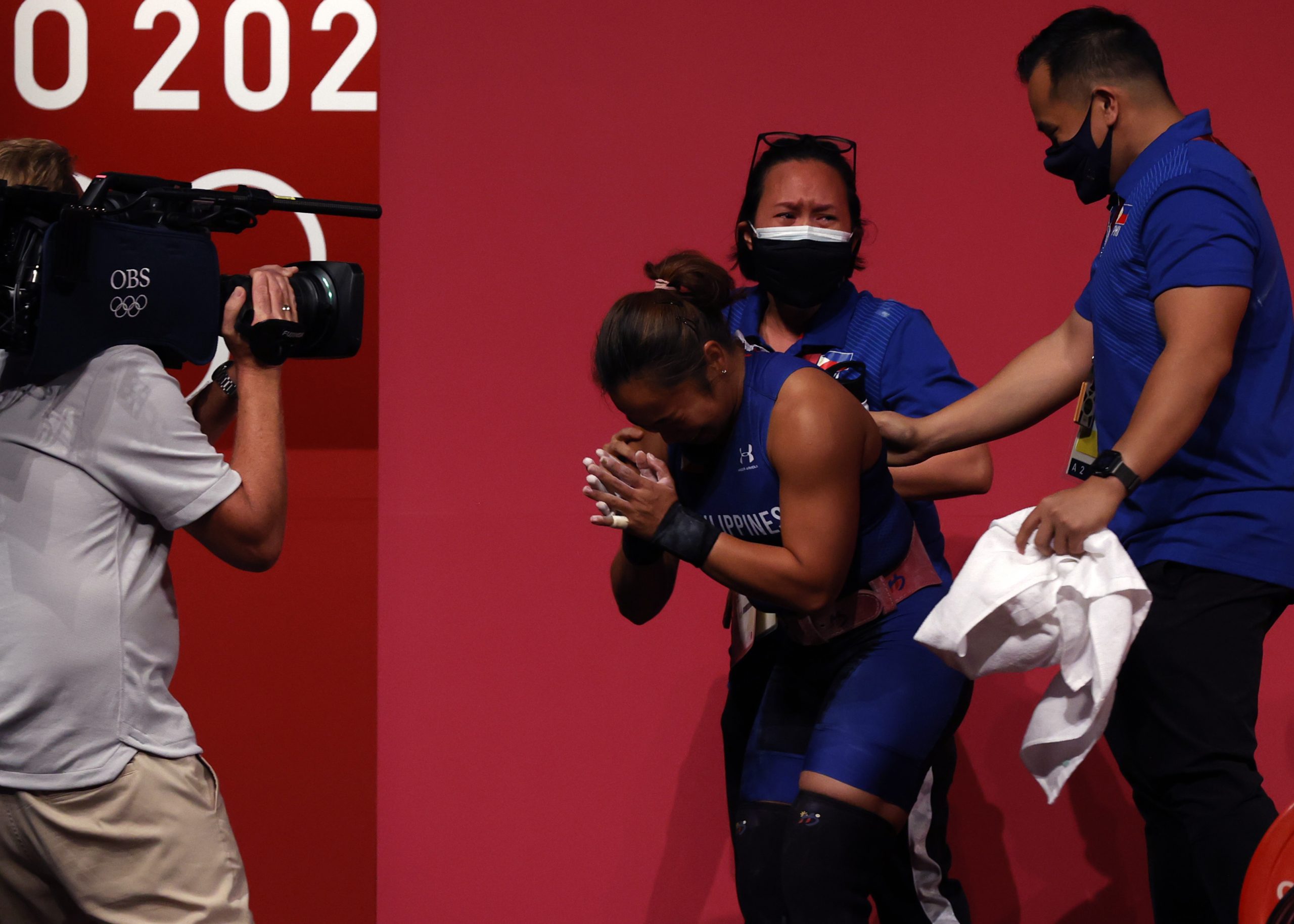 epa09367705 Hidilyn Diaz of the Philippines reacts in the Women's 55kg Snatch during the Weightlifting events of the Tokyo 2020 Olympic Games at the Tokyo International Forum in Tokyo, Japan, 26 July 2021.  EPA-EFE/JEON HEON-KYUN