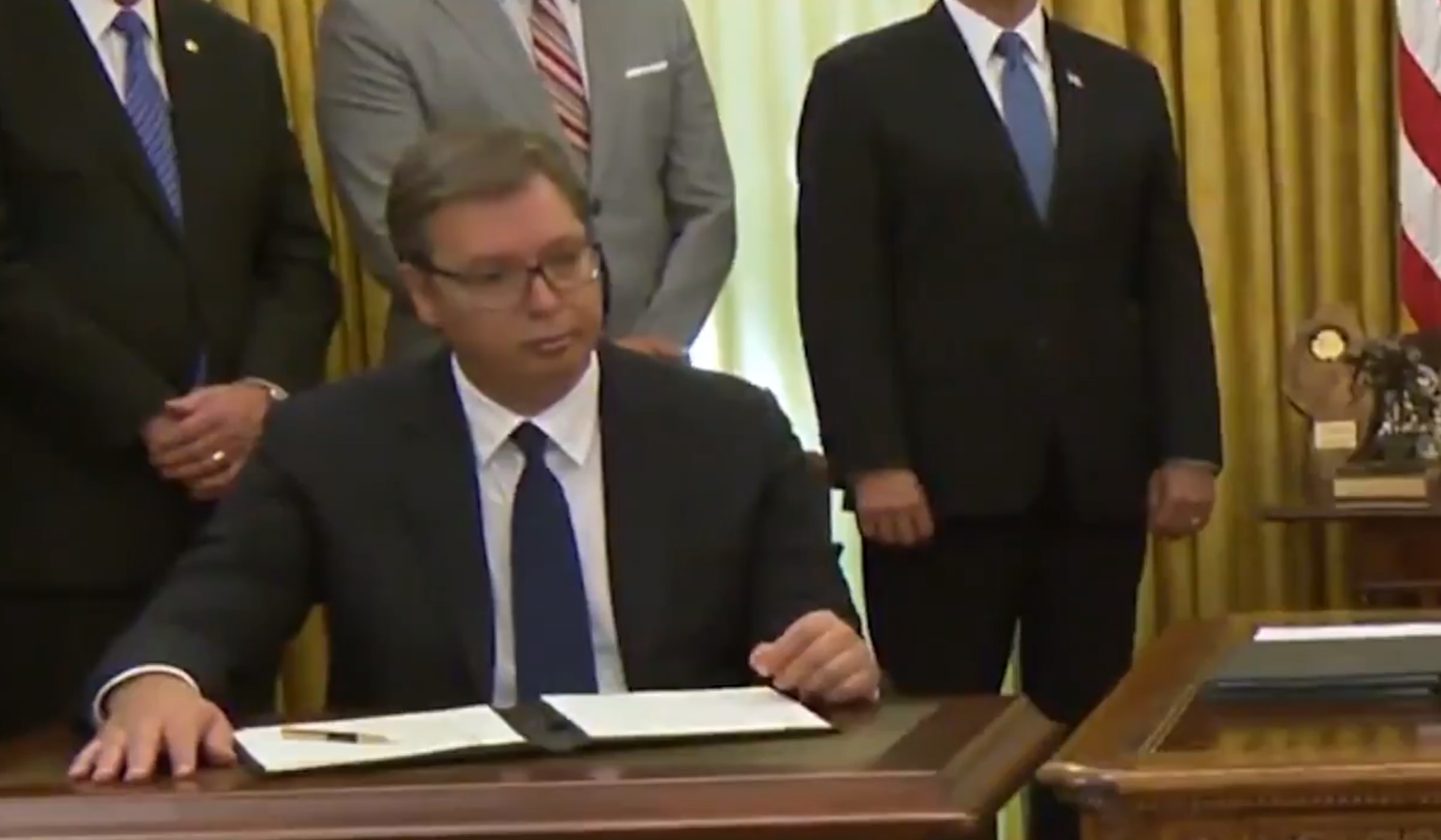 zbunjeni Vučić kod Trampa