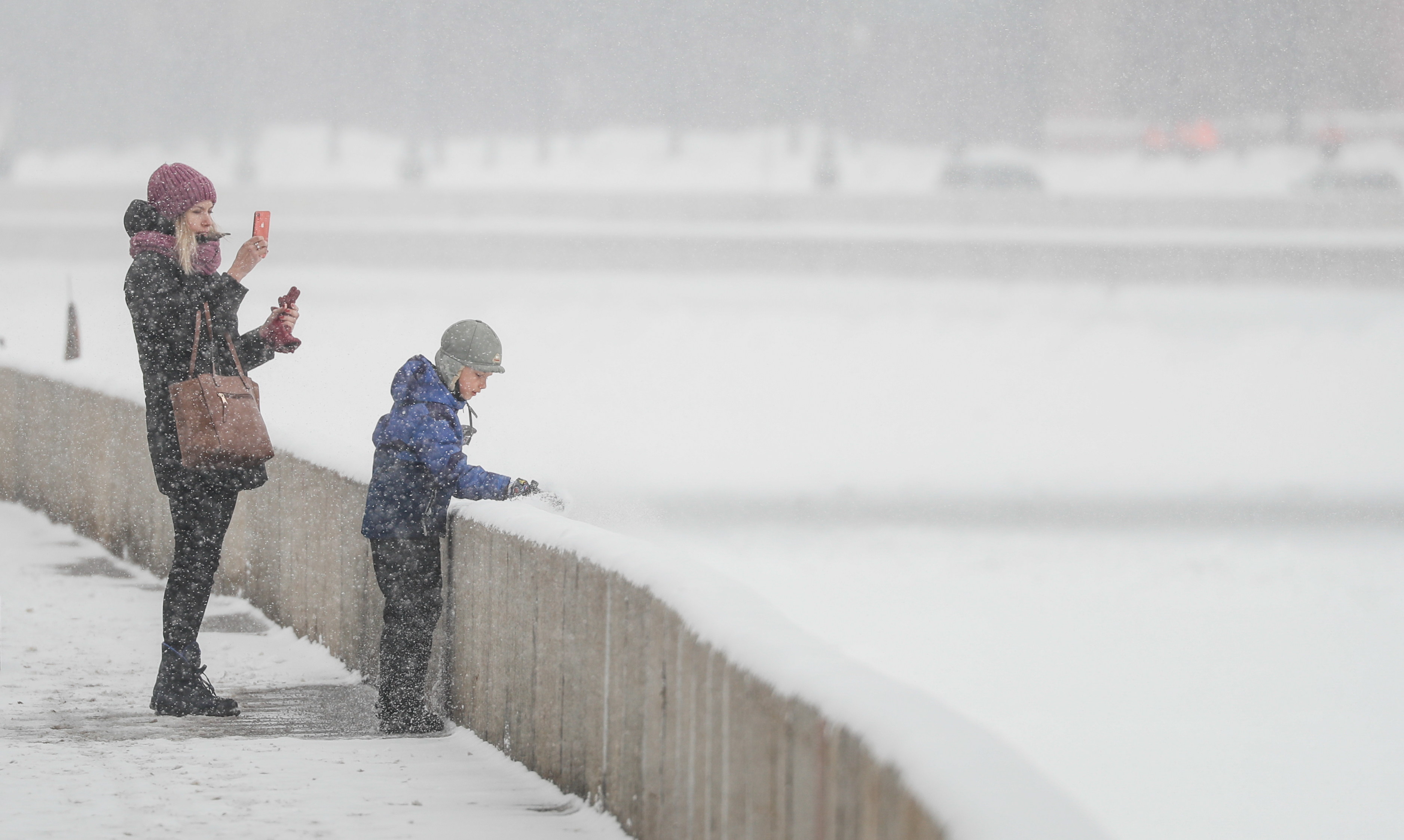 Moskva, zima, sneg
epa09027961 Russian people walks during snowfall in Moscow, Russia, 21 February 2021. The temperature in the Russian capital dropped to minus 13 degrees Celsius.  EPA-EFE/YURI KOCHETKOV