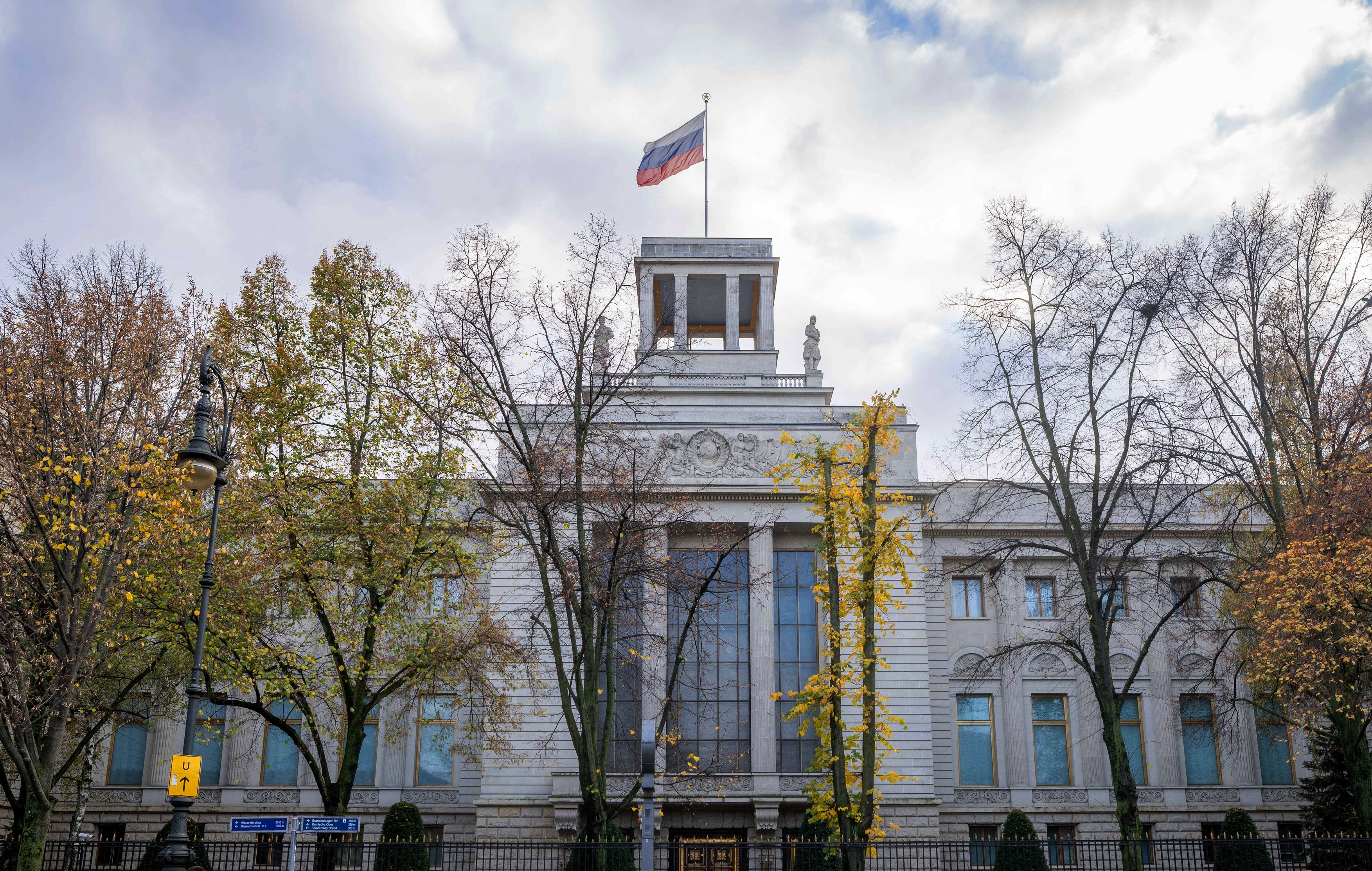 05 November 2021, Berlin: A Russian flag flies at the Russian embassy in Berlin. Photo: Kay Nietfeld/dpa,Image: 641762680, License: Rights-managed, Restrictions: GERMANY OUT, Model Release: no, Credit line: KAY NIETFELD / AFP / Profimedia