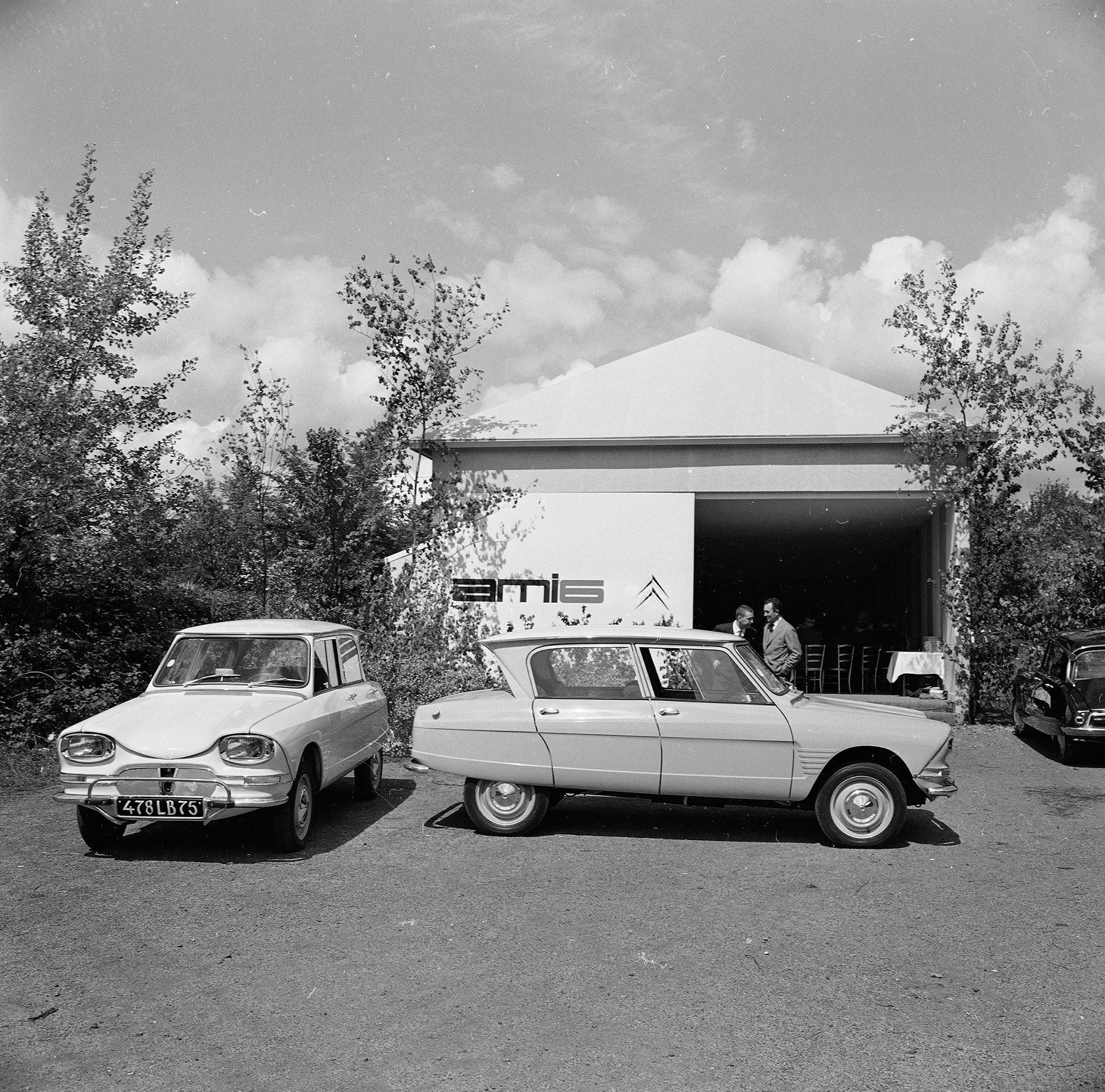 Image Exclusive * Europe, France, Île-de-France, Yvelines, Villacoublay. Ami 6 garées devant un bâtiment lors d'une présentation le 25 avril 1961.