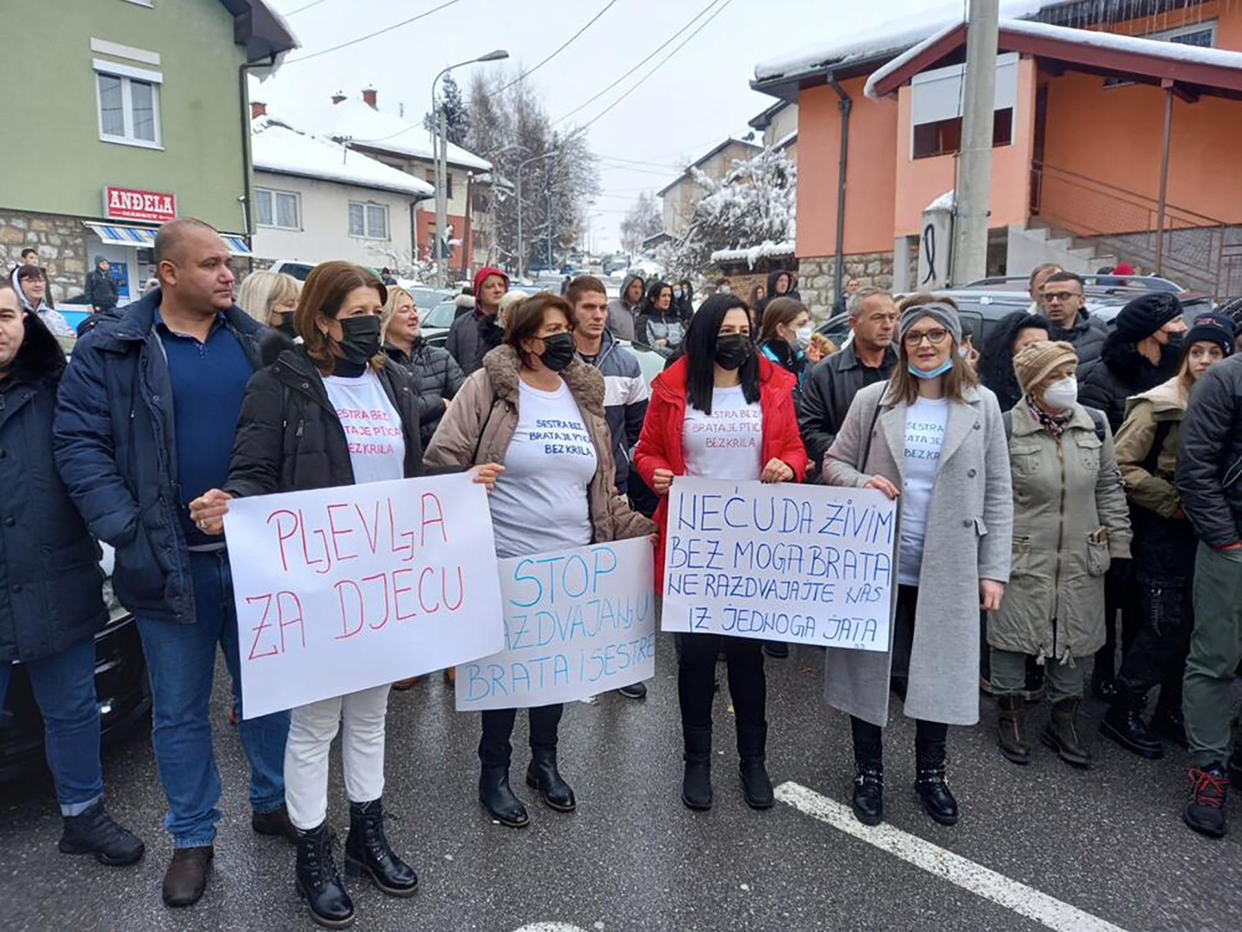 Grupa građana okupila se jutros u Pljevljima, ispred zgrade Centra za socijalni rad, tražeći od nadležnih da ne razdvajaju brata i sestru koji su, nakon što ih je majka ostavila, smješteni u jednu hraniteljsku porodicu u toj opštini.