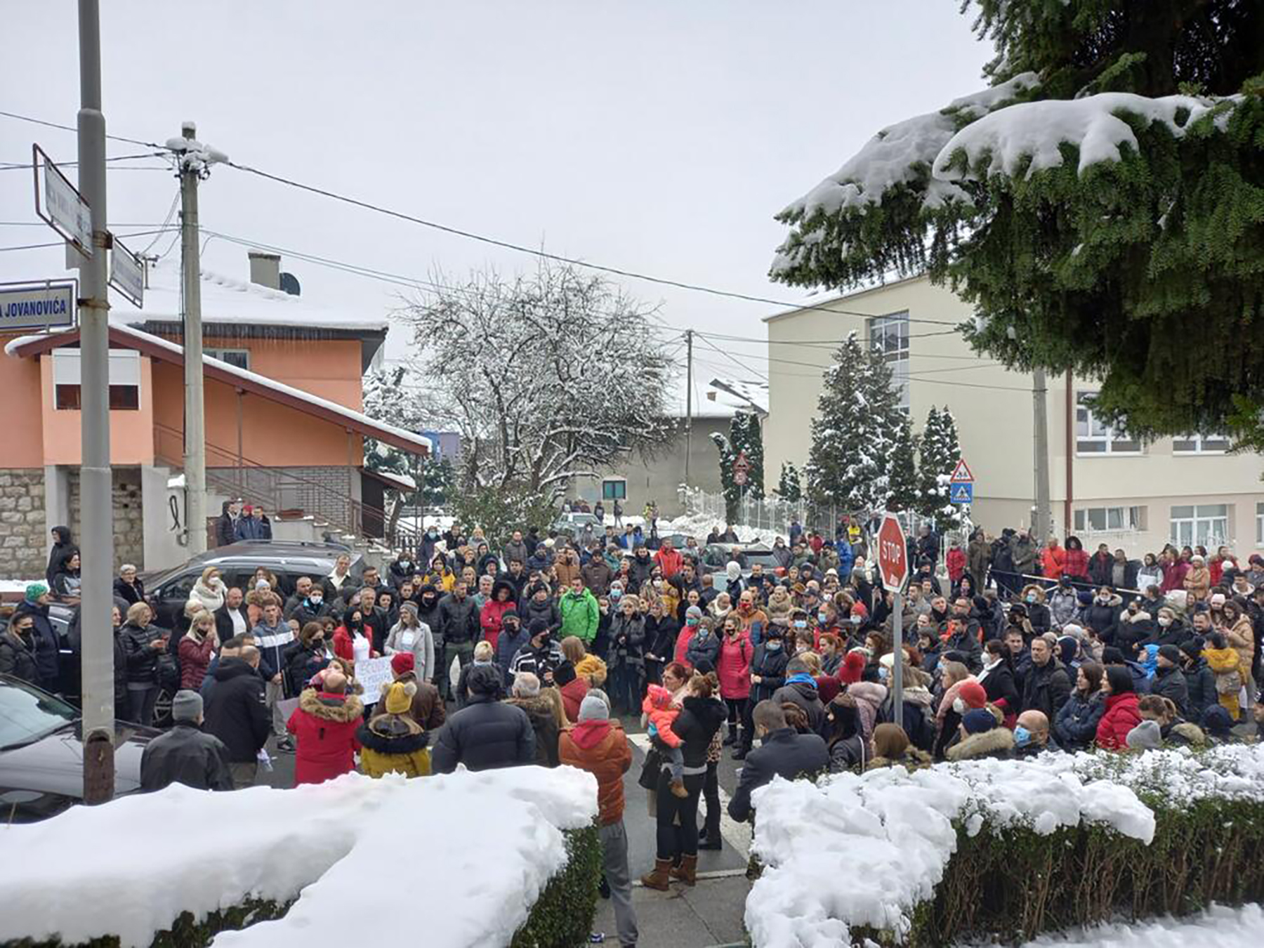 Grupa građana okupila se jutros u Pljevljima, ispred zgrade Centra za socijalni rad, tražeći od nadležnih da ne razdvajaju brata i sestru koji su, nakon što ih je majka ostavila, smješteni u jednu hraniteljsku porodicu u toj opštini.