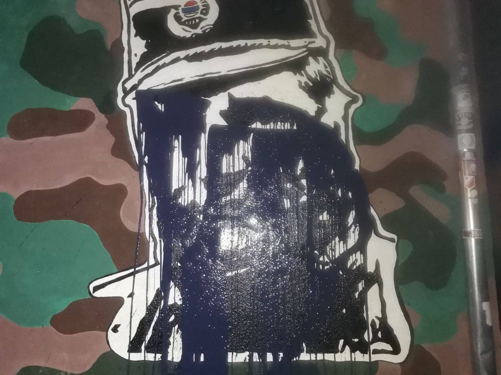 CRNA FARBA PREKO LICA RATKA MLADICA NA MURALU U SREMSKOJ KAMENIC