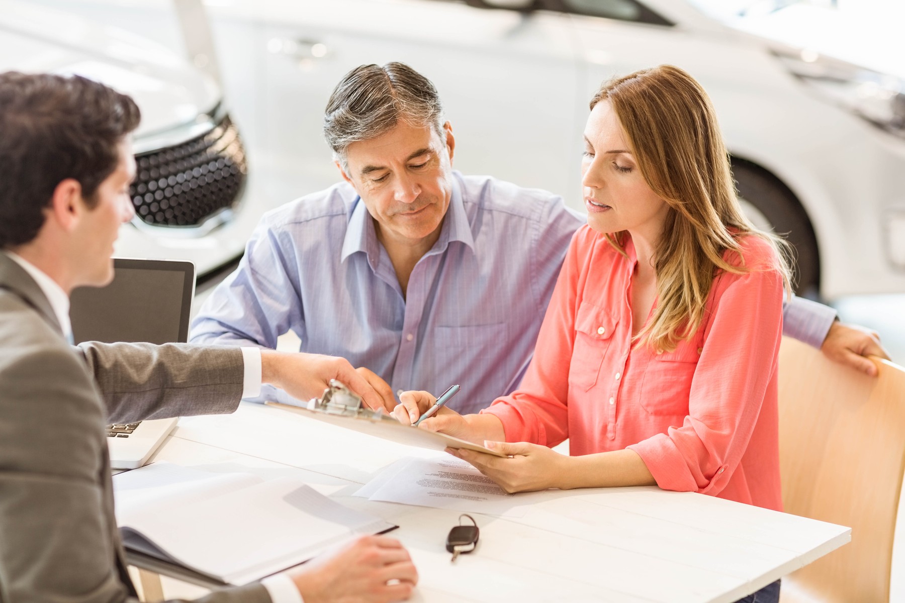 Smiling couple buying a new car at new car showroom,Image: 264312608, License: Royalty-free, Restrictions: , Model Release: yes, Credit line: - / Wavebreak / Profimedia