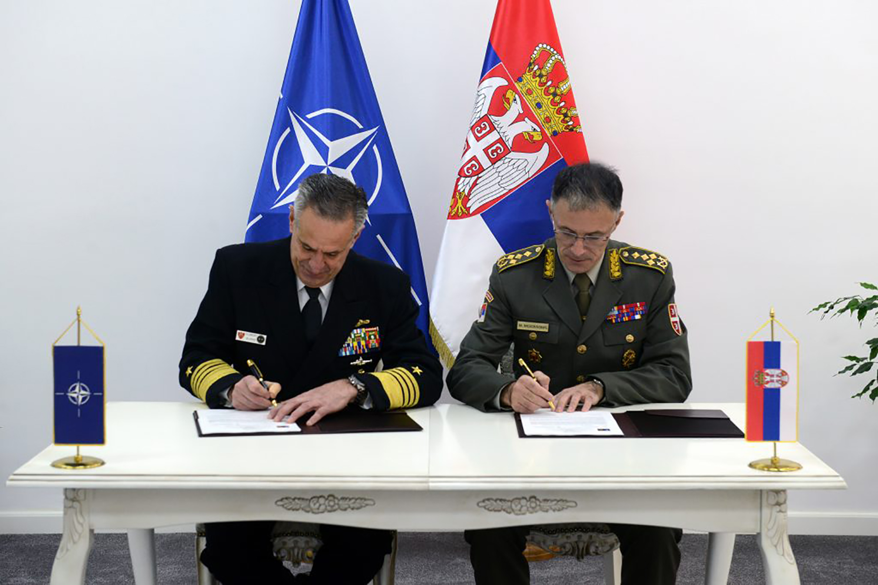 Načelnik Generalštaba Vojske Srbije general Milan Mojsilović primio je komandanta Komande združenih snaga NATO u Napulju admirala Roberta Burka