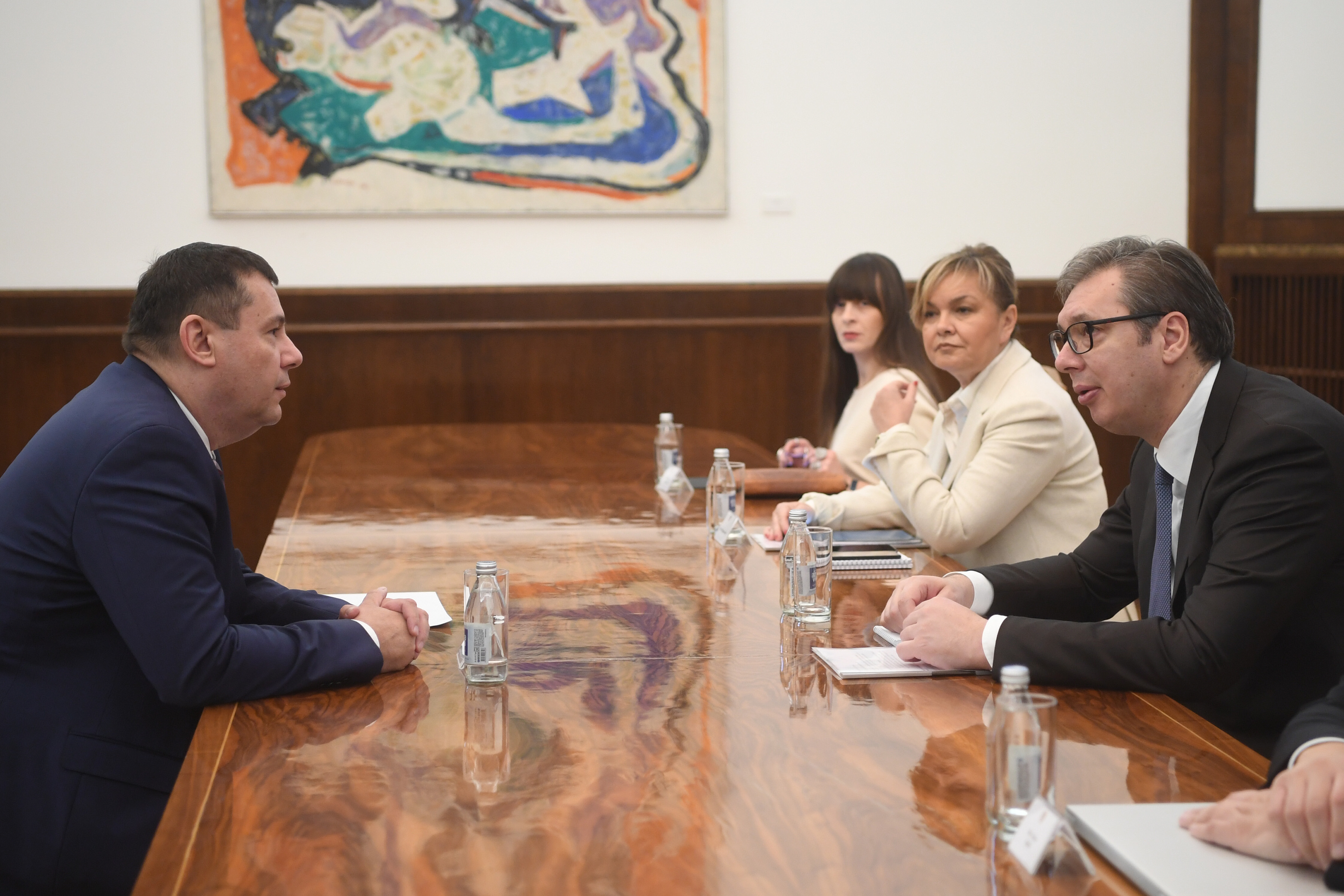Beograd, 17. novembra 2011. - Predsednik Srbije Aleksandar Vucic sastao se danas sa ambasadorom Madjarske u Srbiji Atilom Pinterom.  TANJUG / SLUZBA ZA SARADNJU SA MEDIJIMA PREDSEDNIKA REPUBLIKE/ DIMITRIJE GOLL/ bs