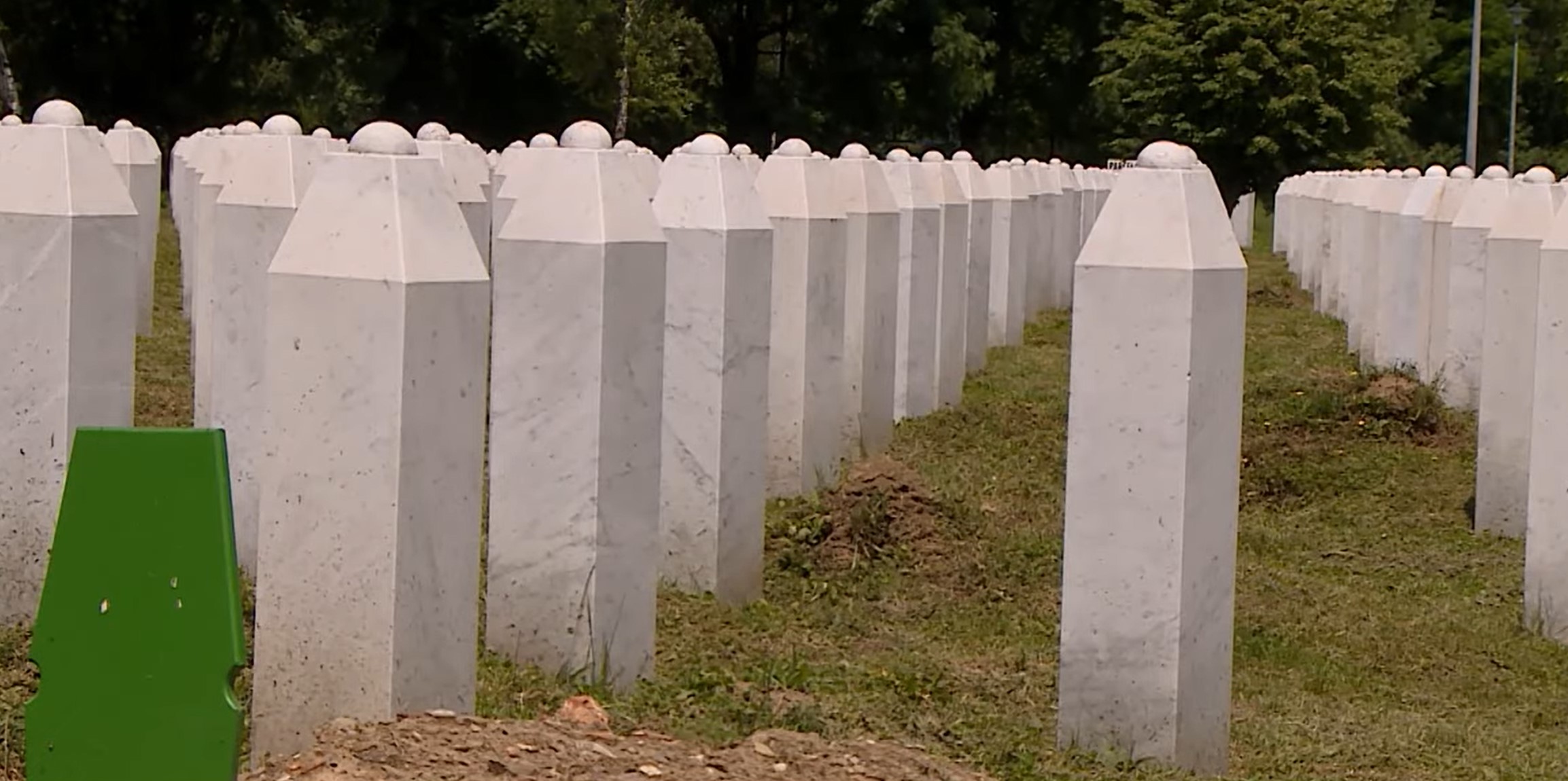 Pregled dana, TEMA REZOLUCIJA
U Skupštini Srbije dva predloga rezolucije o Srebrenici. Da li će se o njima uopšte raspravljati?