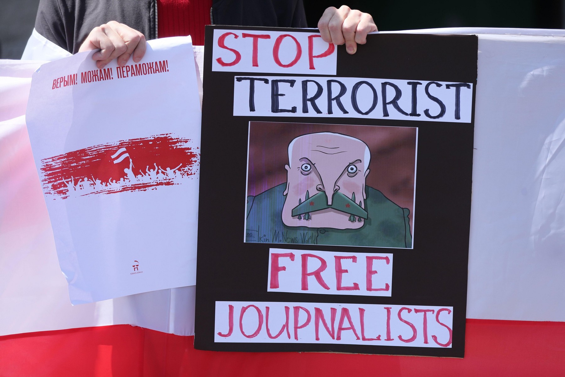 Belorusija novinari, Lukašenko, protest A poster of Belarusian president Alexander Lukashenko is seen as members of the Belarusian community in Ireland take part in protest outside the GPO in Dublin, in support of political prisoners including the recentl