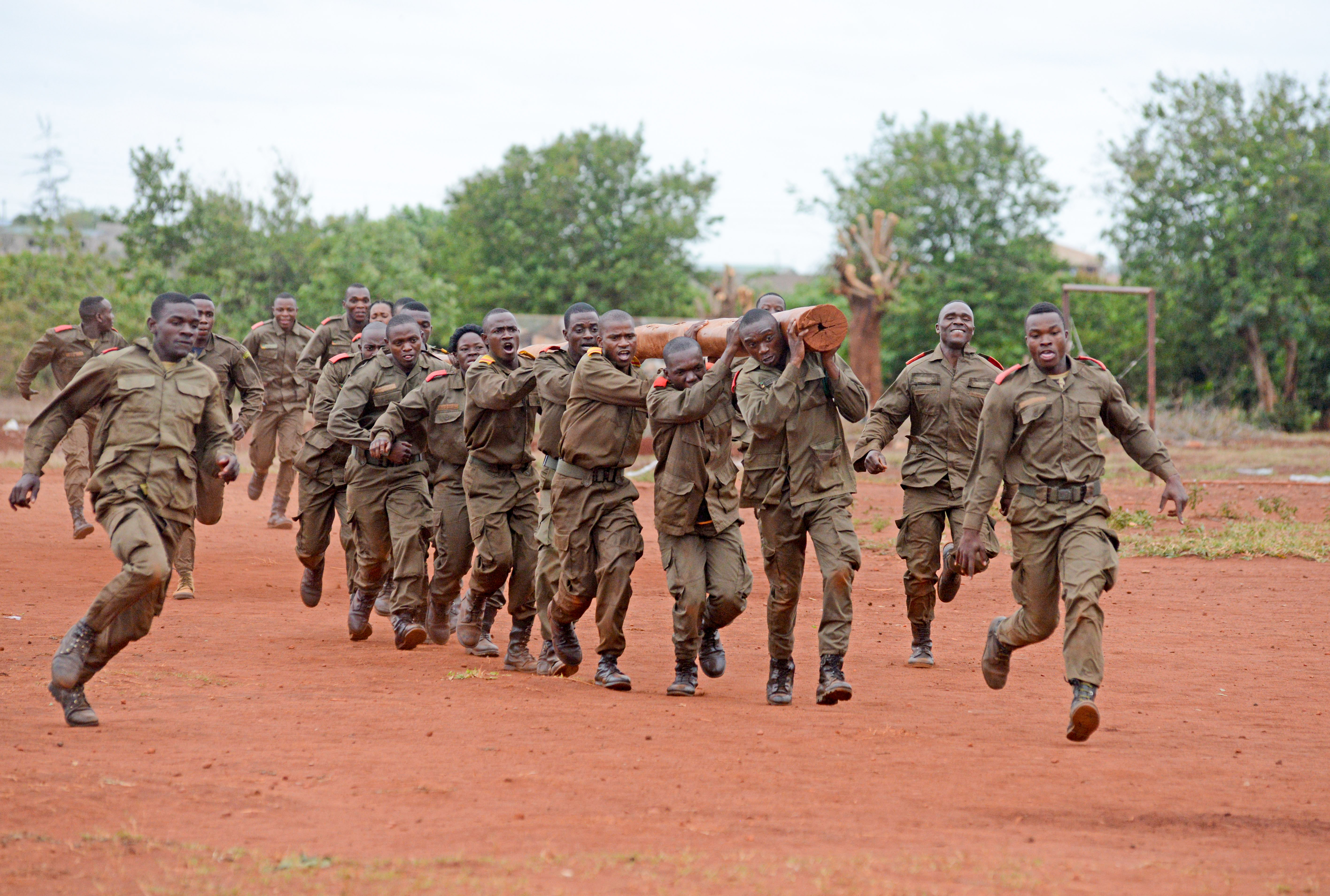 Mozambik vojnici
epa07981695 Mozambican soldiers executing general exercices during the Sergeants graduation ceremony at the Armed Forces Sergeants School in Boane, Mozambique, 08 November 2019.  EPA-EFE/ANTONIO SILVA