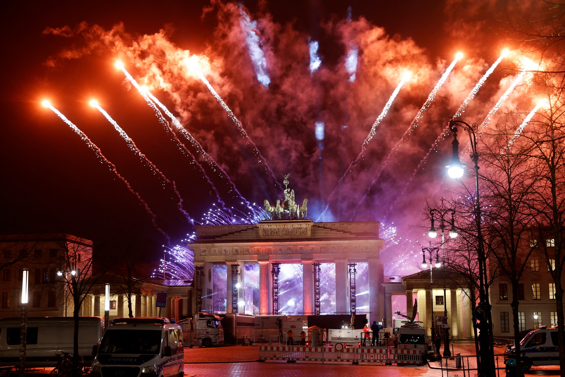 Fireworks explode behind the quadriga of Berlin's landmark Brandenburg Gate to usher in the New Year on January 1, 2021.,Image: 580013858, License: Rights-managed, Restrictions: , Model Release: no, Credit line: Odd ANDERSEN / AFP / Profimedia