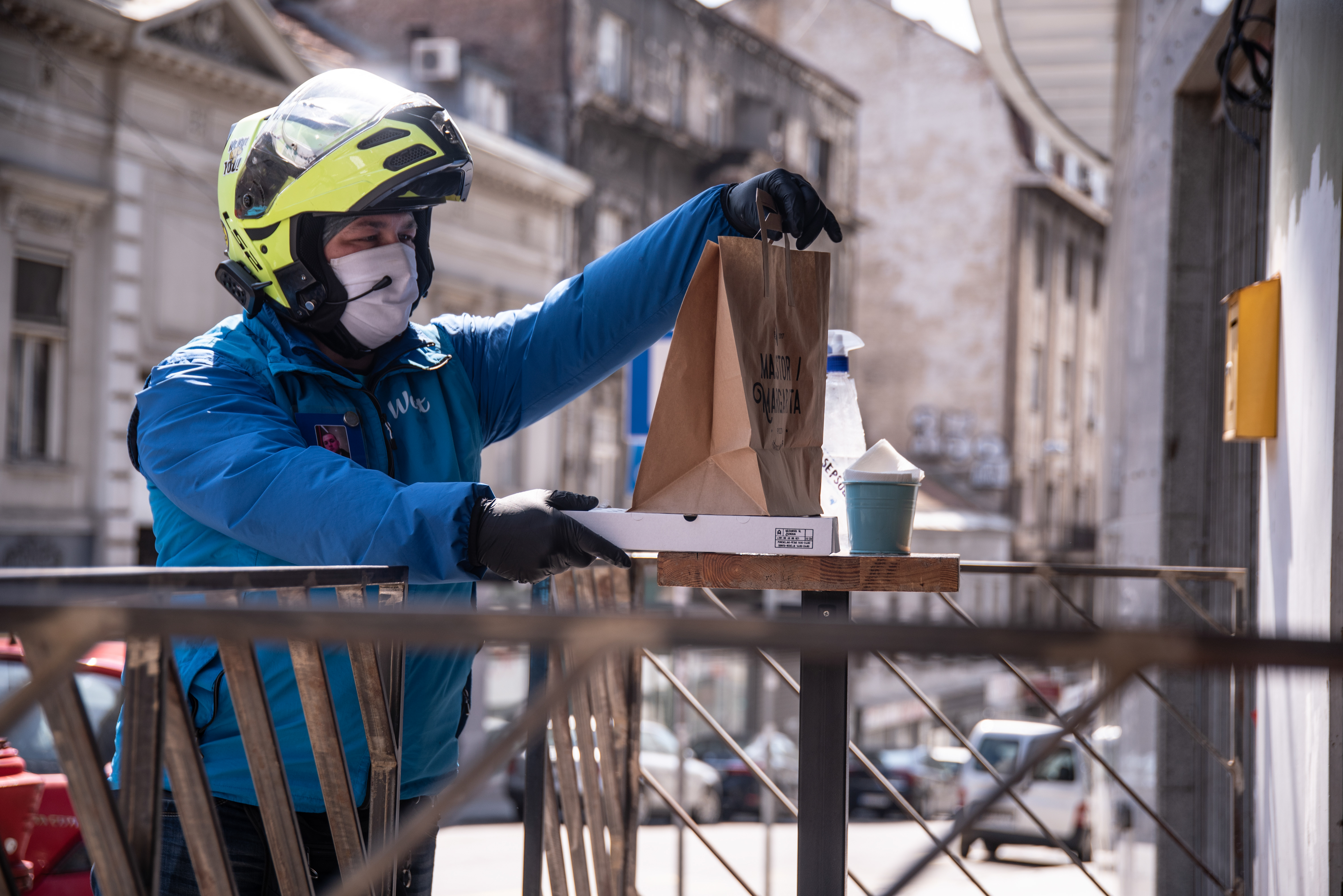 Beograd 18.04.2020. Dostava hrane za vreme vanrednog stanja i policijskog časa, dostavljači hrane policijski čas, zabrana kretanja, dostva hrane Wolt Foto:Dragan Mujan/Nova.rs