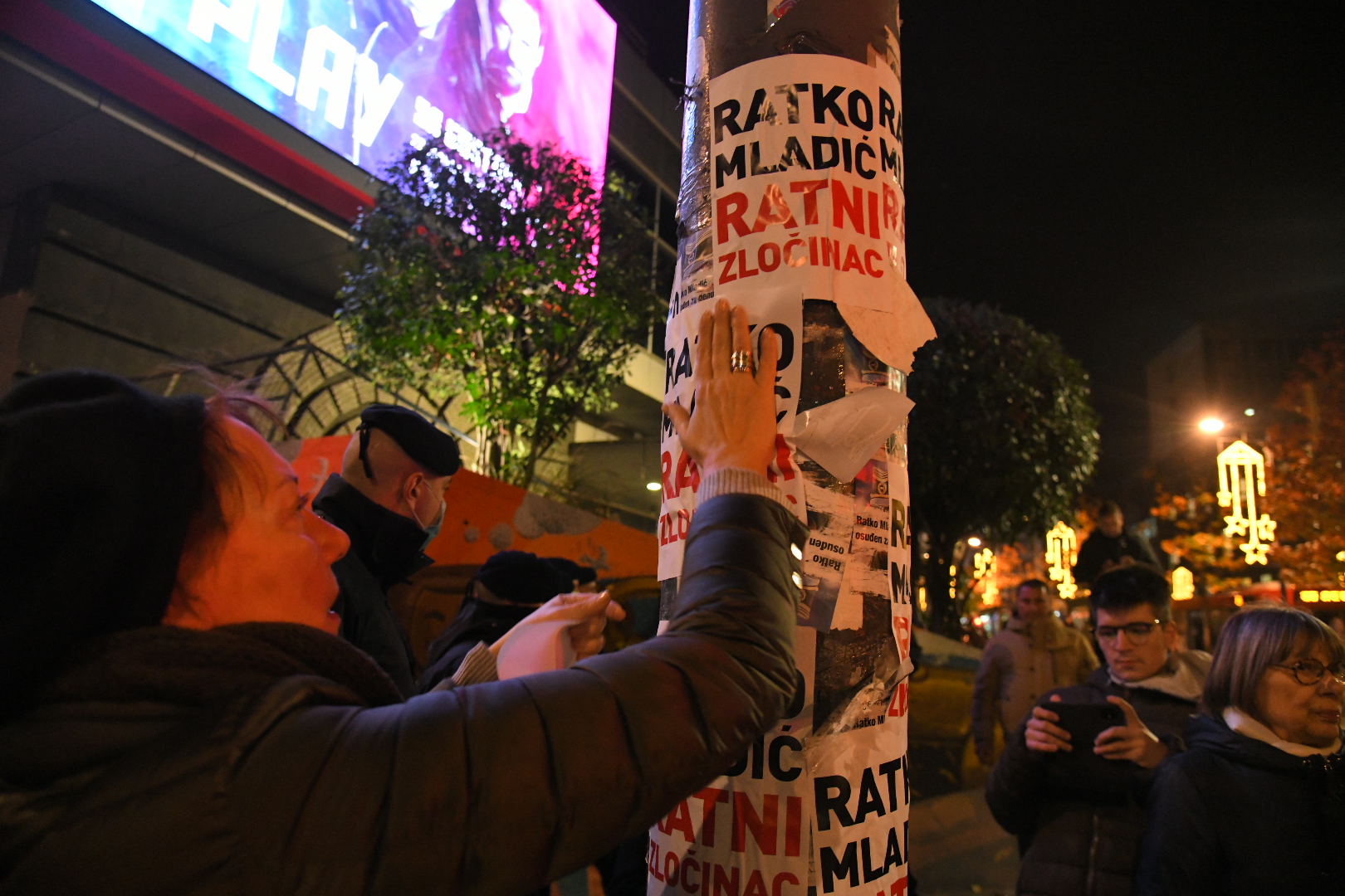 Beograd, 25.11.2021. Dom omladine, grafit Ratko Mladić, protest, aktivisti, policija, natpisi „Ratko Mladić ratni zločinac“ Foto: Nemanja Jovanović/Nova.rs