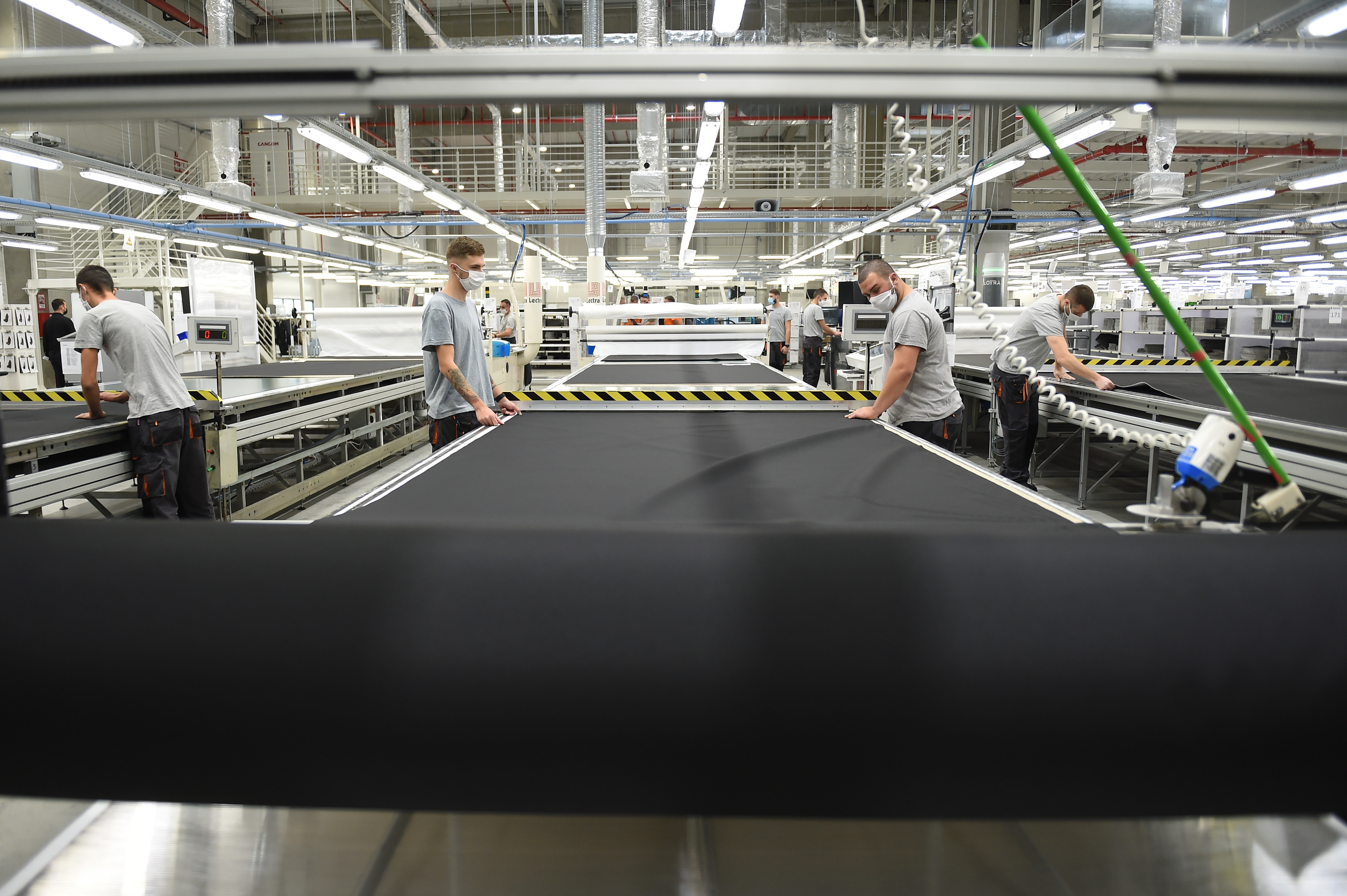Aleksinac, 19. oktobra 2021.-  Predsednik Republike Aleksandar Vucic prisustvovace danas u Aleksincu svecanom otvaranju ogranka fabrike "Magna Seating d.o.o.Odzaci". Radmici fabrike Magna. FOTO TANJUG/ STRAHINJA ACIMOVIC/ bg