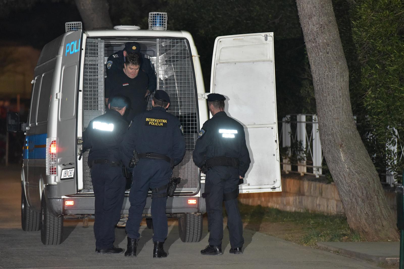 28.02.2019., Zadar - Nesto iza 23 sata u PU Zadarsku priveden je muskarac koji je jutros na Pagu s balkona obiteljske kuce bacio cetvero svoje malodobne djece. rPhoto: Dino Stanin/PIXSELL