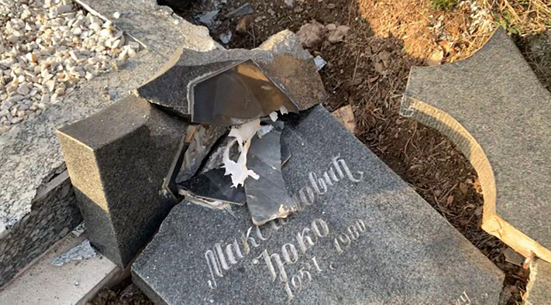 Polomljeni spomenici na pravoslavnom groblju u Kisnici, Kisnica