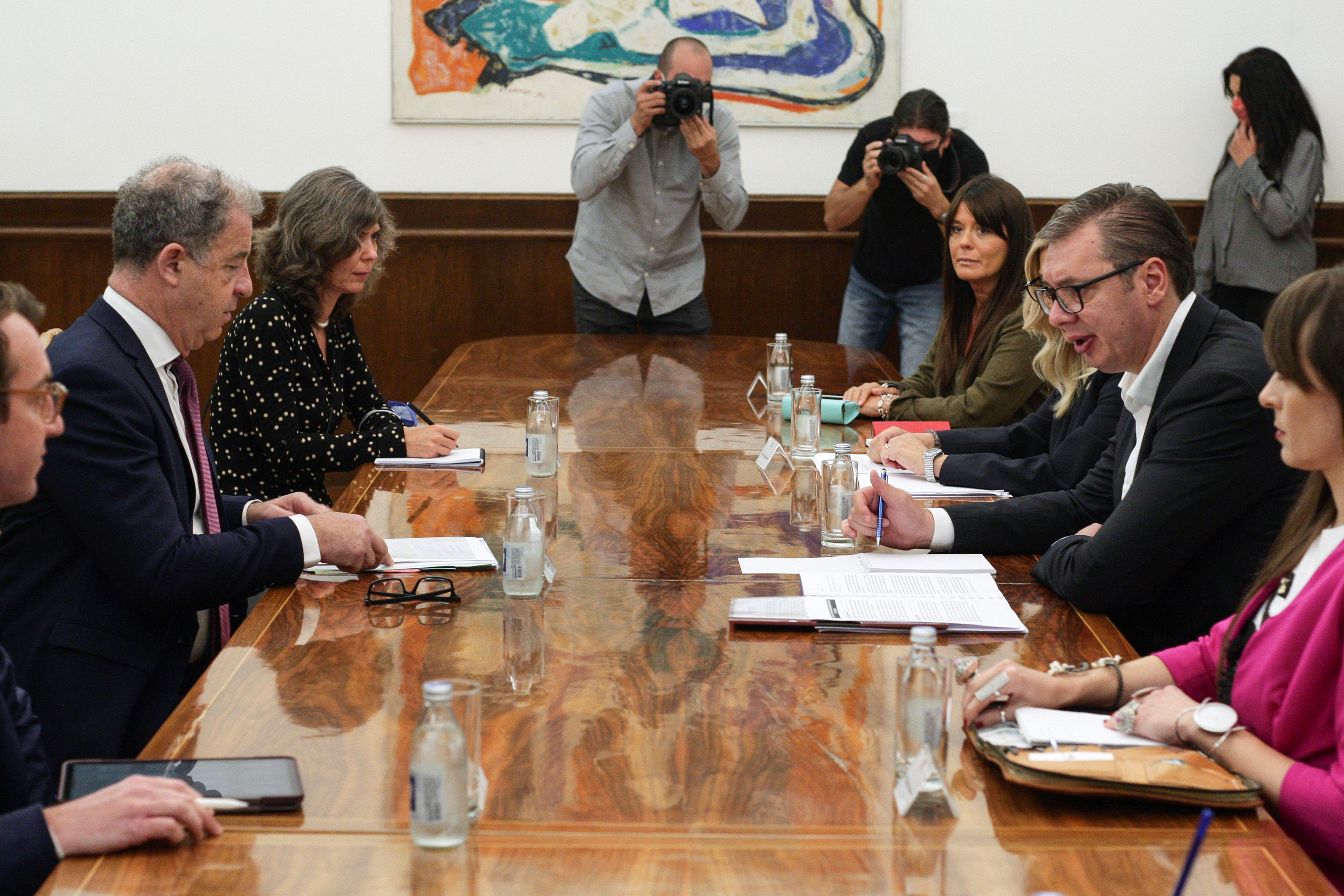Beograd, 20. septembra 2021. - Predsednik Srbije Aleksandar Vucic sastao se sa glavnim tuziocem Mehanizma za medjunarodne krivicne tribunale Serzom Bramercom.  FOTO TANJUG/ SAVA RADOVANOVIC/ bg