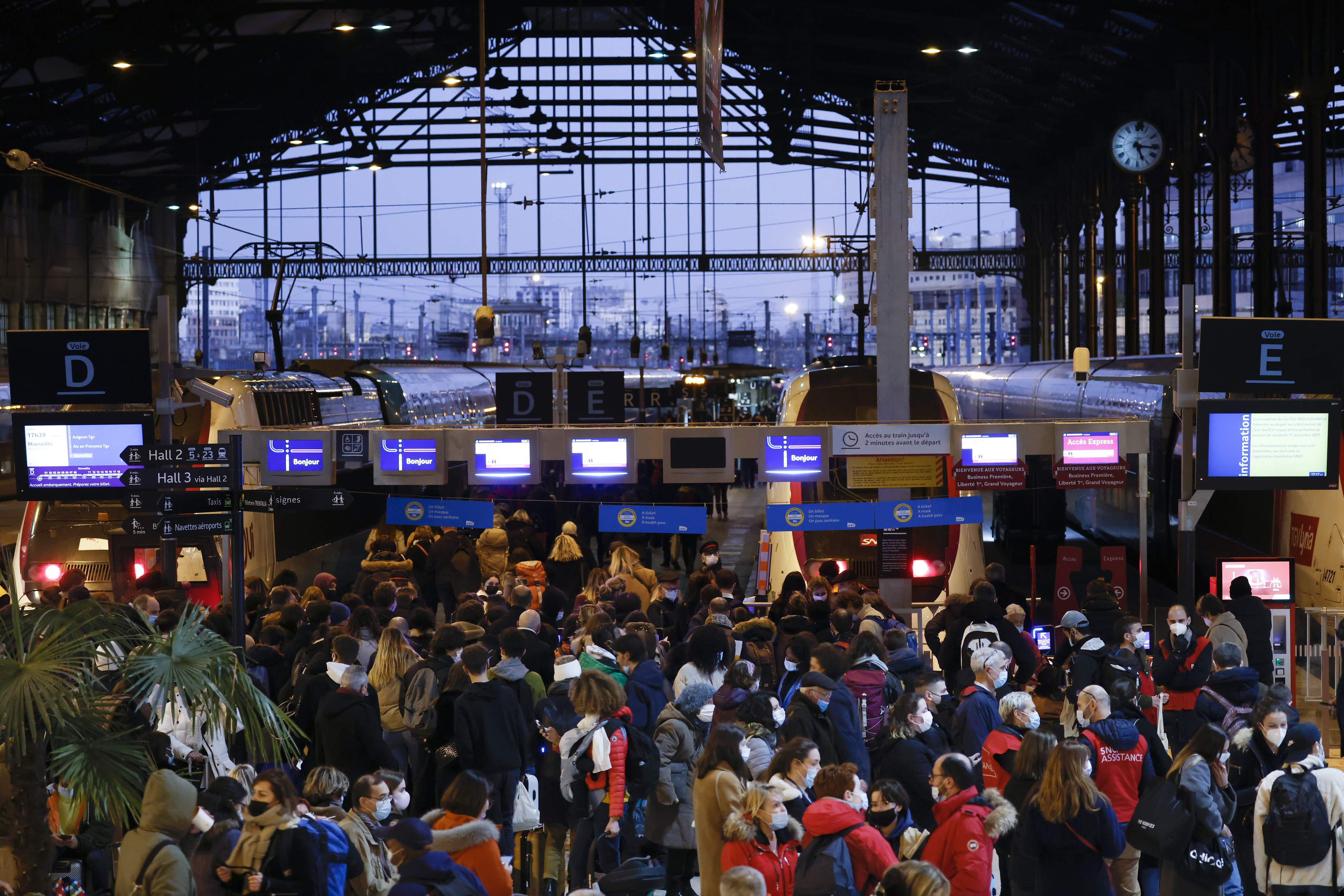 Francuska, koronavirus, kovid
epa09647275 Commuters wearing protective face masks walk inside Gare de Lyon train station in Paris, France, 17 December 2021. France is seeing new infection cases spike at nearly 60,000 every 24 hours.  EPA-EFE/YOAN VALAT