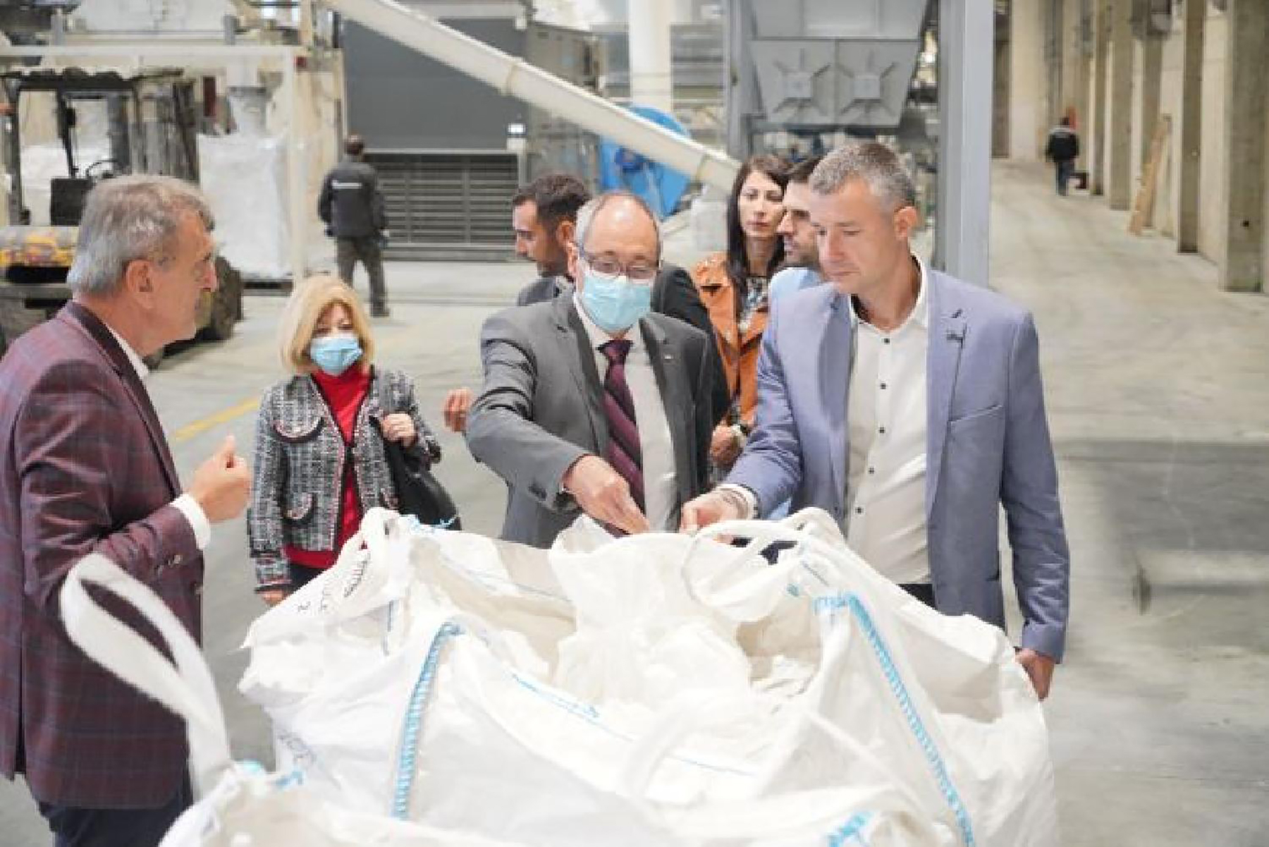 Mesto: Beograd
Datum: Fri Oct 01 11:46:20 CEST 2021
Dogadjaj: DRUŠTVO - ambasador Švajcarske Urs Šmid posetio je fabriku za preradu otpada švajcarske kompanije Yunirisk u Barajevu, povodom početka rada
Ličnosti: Urs Šmid
Izvor: FoNet/Represent
