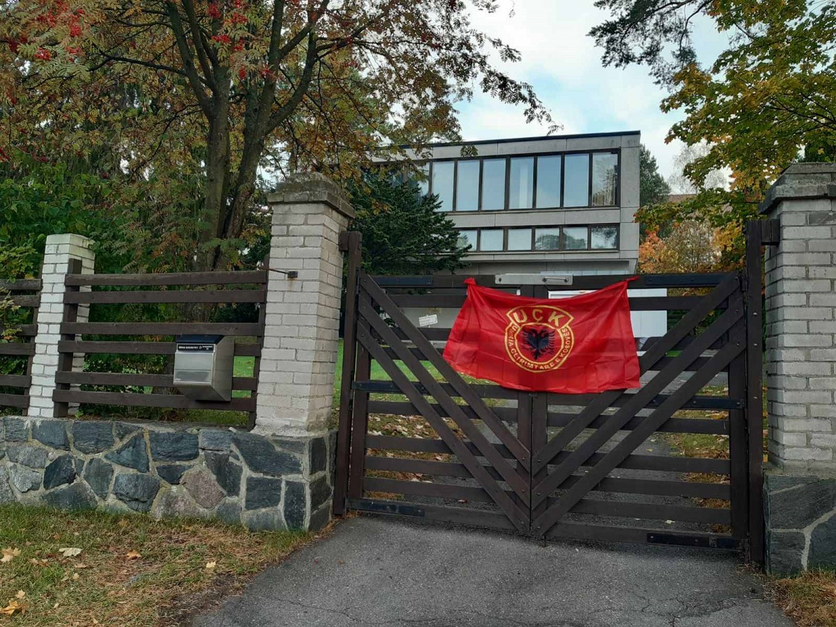 UČK zastava na zgradi Ambasade Republike Srbije u Finskoj Foto: Ministarstvo spoljnih poslova
