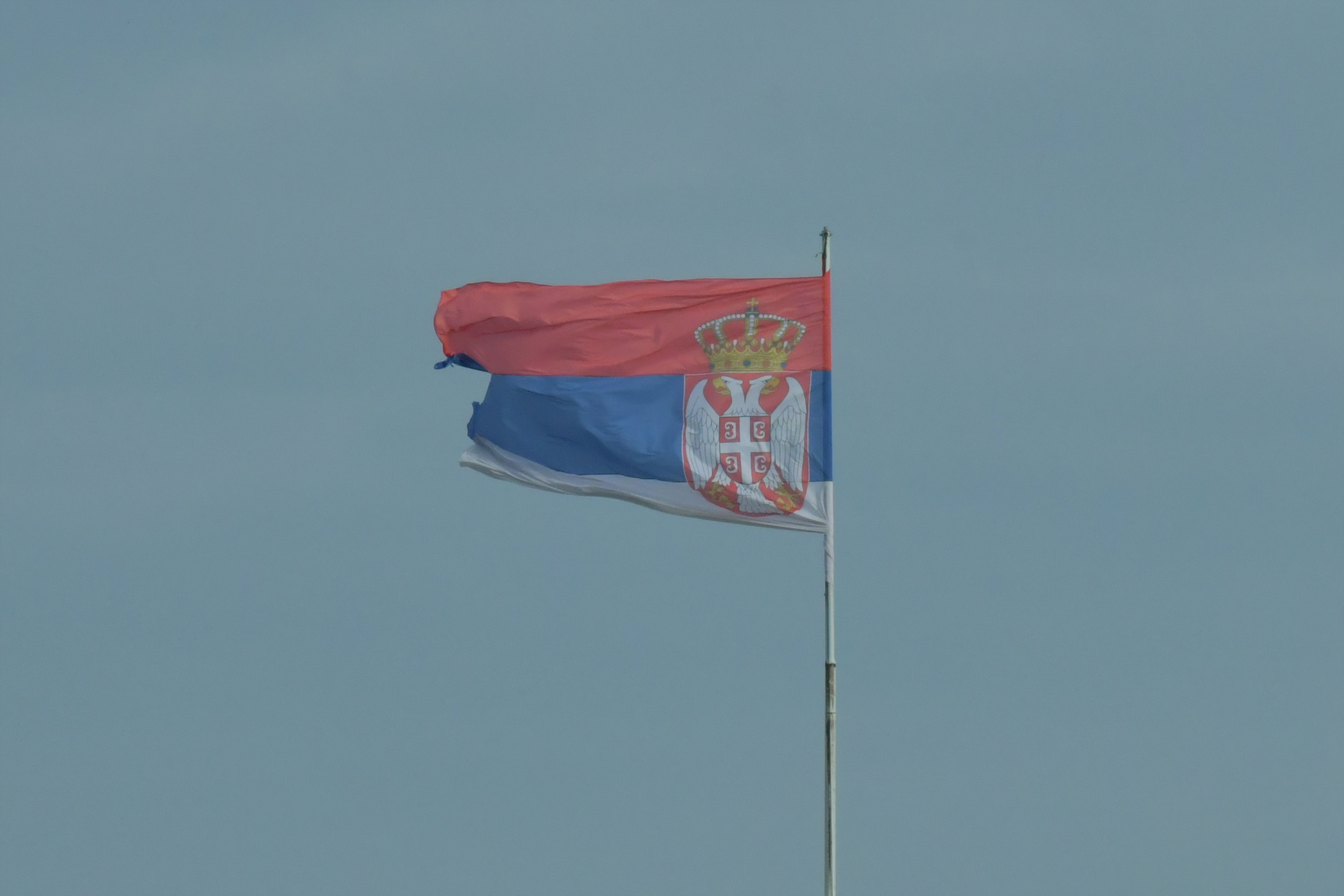 3.12.2020 palata federacije, srusio se jarbol od jakog vetra i pocepao zastavu na vrhu zgrade