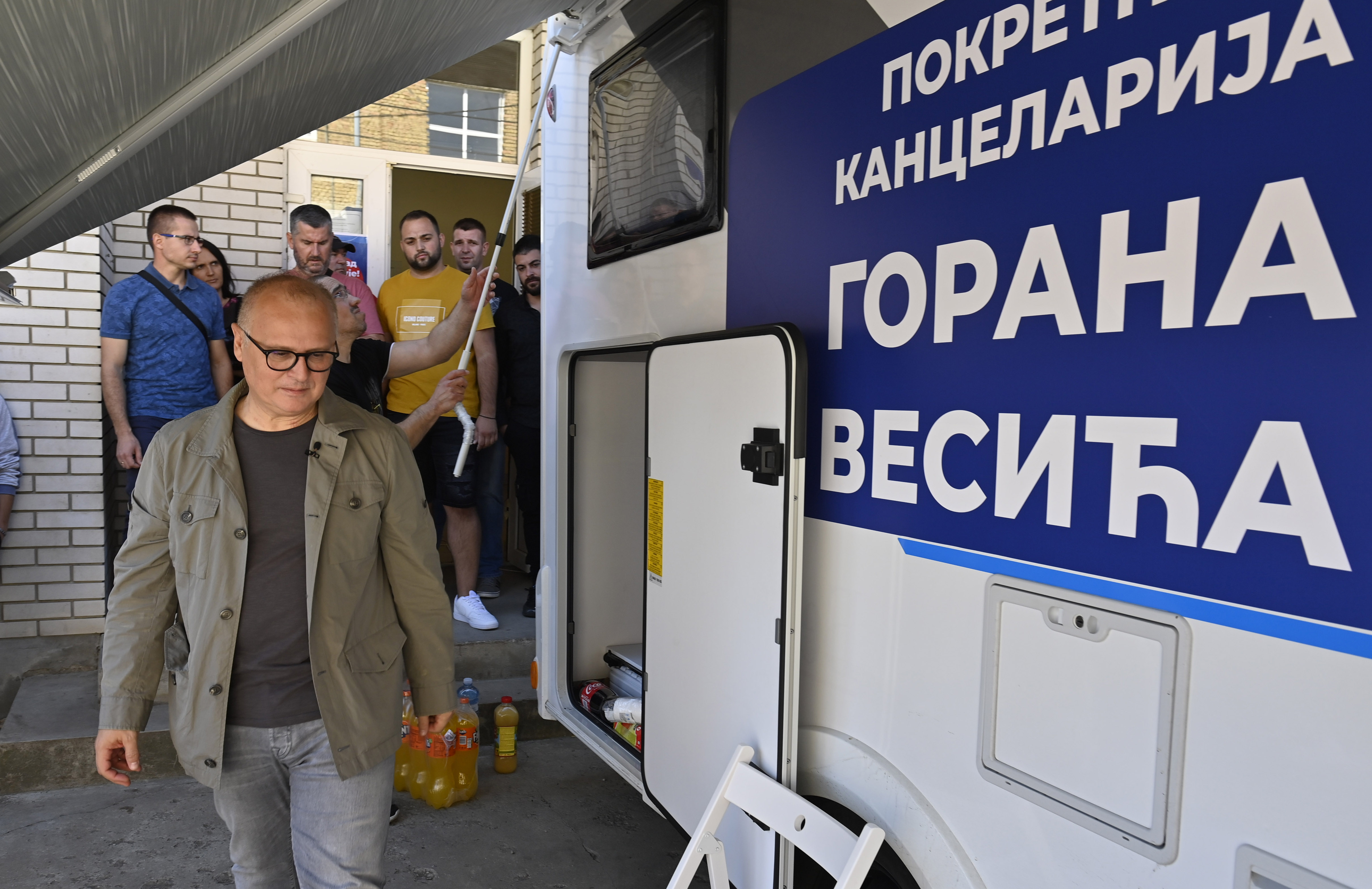 Beograd, 19. septembar 2021 - Zamenik gradonacelnika Beograda Goran Vesic, u mobilnoj kancelariji obilazi gradjane Grabovca.  TANJUG/ PREDRAG MITIC/bs