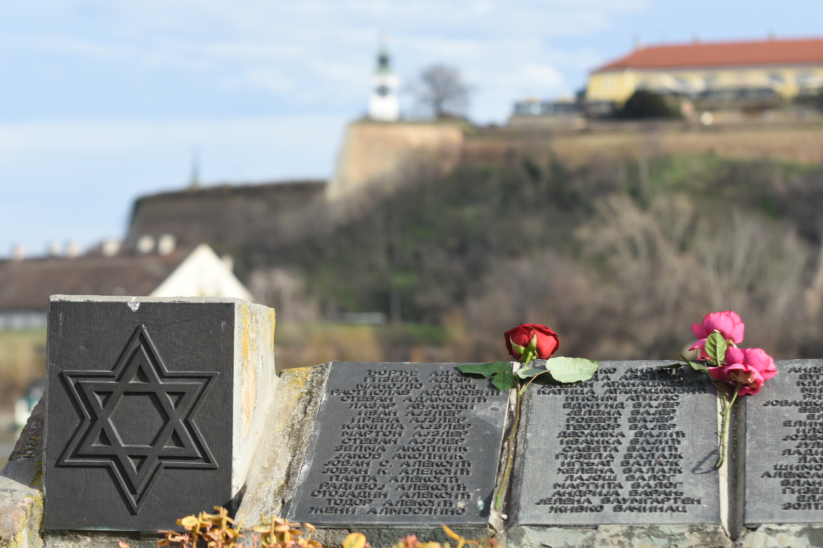 Novi Sad 22.01.2021 Pomen žrtvama Novosadske racije  na Keju žrtava racije, kod spomenika „Porodica