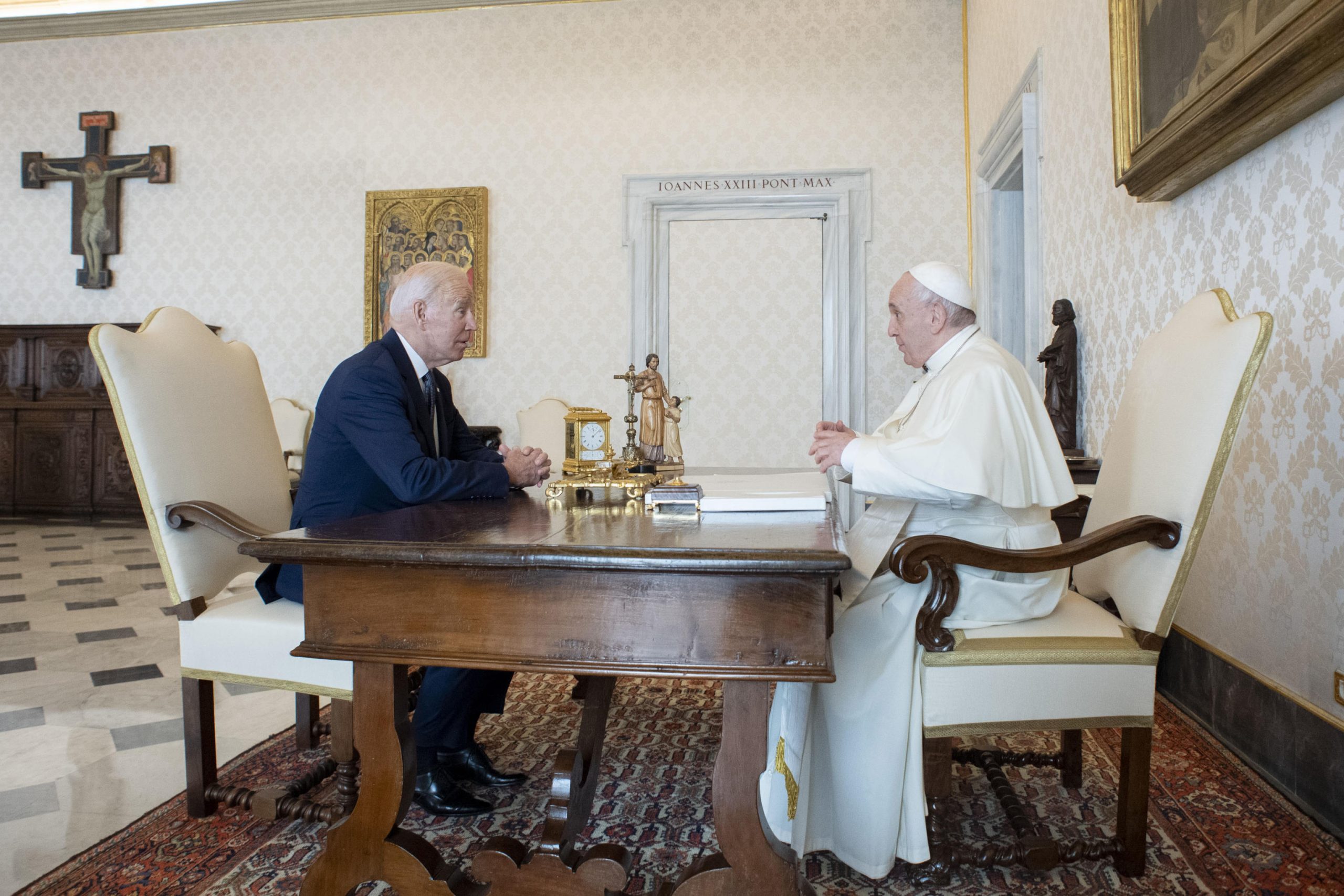 epa09552082 A handout picture provided by the Vatican Media Press Office shows Pope Francis (R) giving audience to US President Joe Biden (L), at the Vatican City, 29 October 2021.  EPA-EFE/VATICAN MEDIA HANDOUT  HANDOUT EDITORIAL USE ONLY/NO SALES
