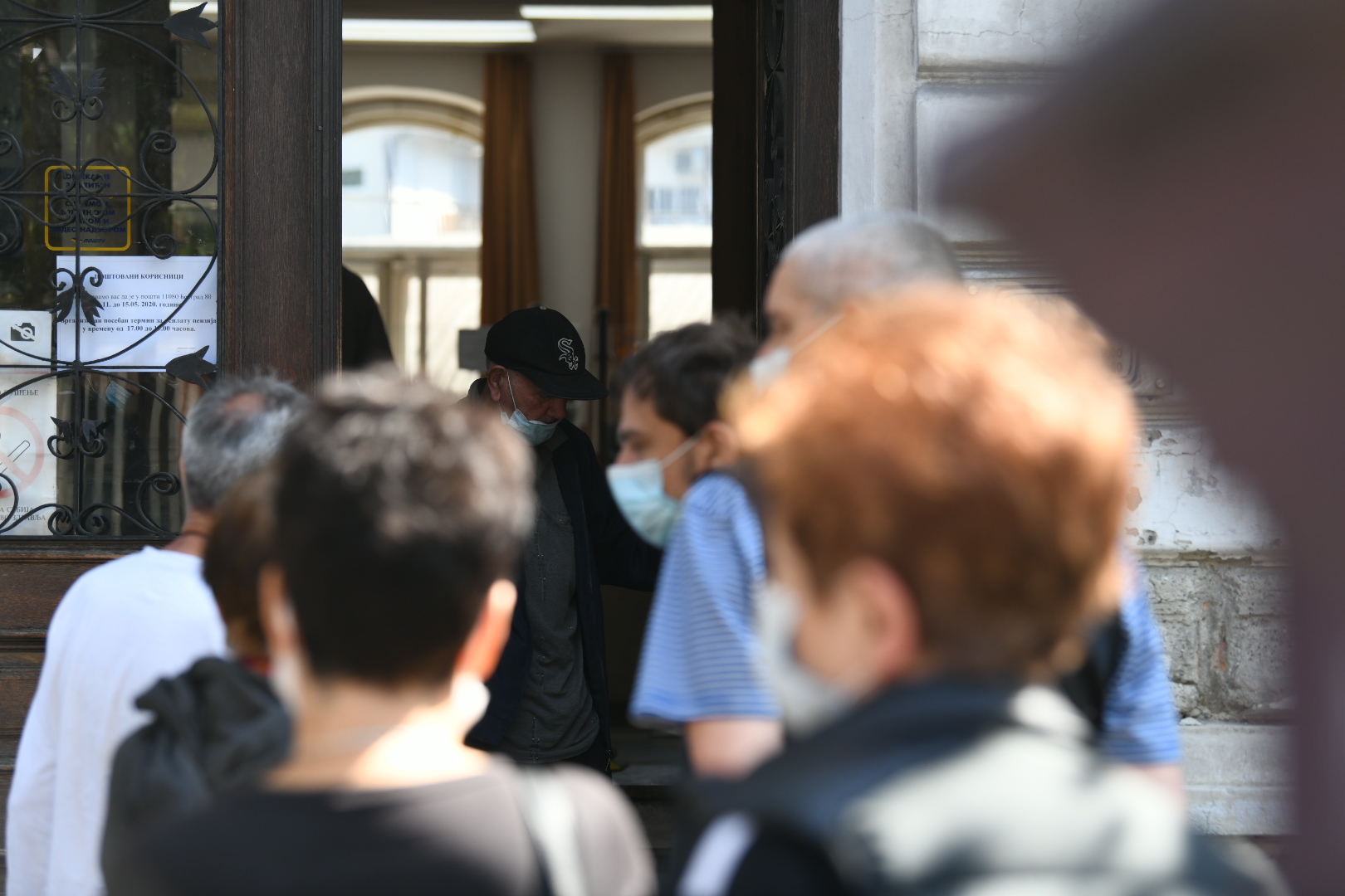 Beograd 16.05.2020. Pošta, Zemun, penzioner, penzioneri, red, redovi ispred pošte. Isplata jednokratne novčane pomoći penzionerima u iznosu od 100 eura Foto: Vesna Lalić/Nova.rs