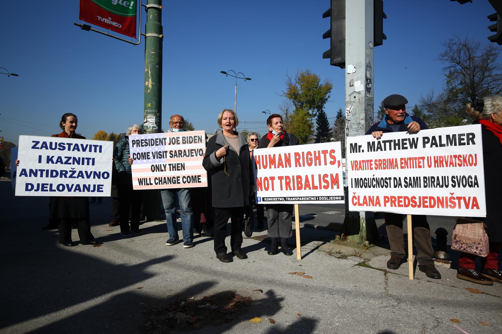 Prosvjed građana ispred veleposlanstva SAD-a u Sarajevu