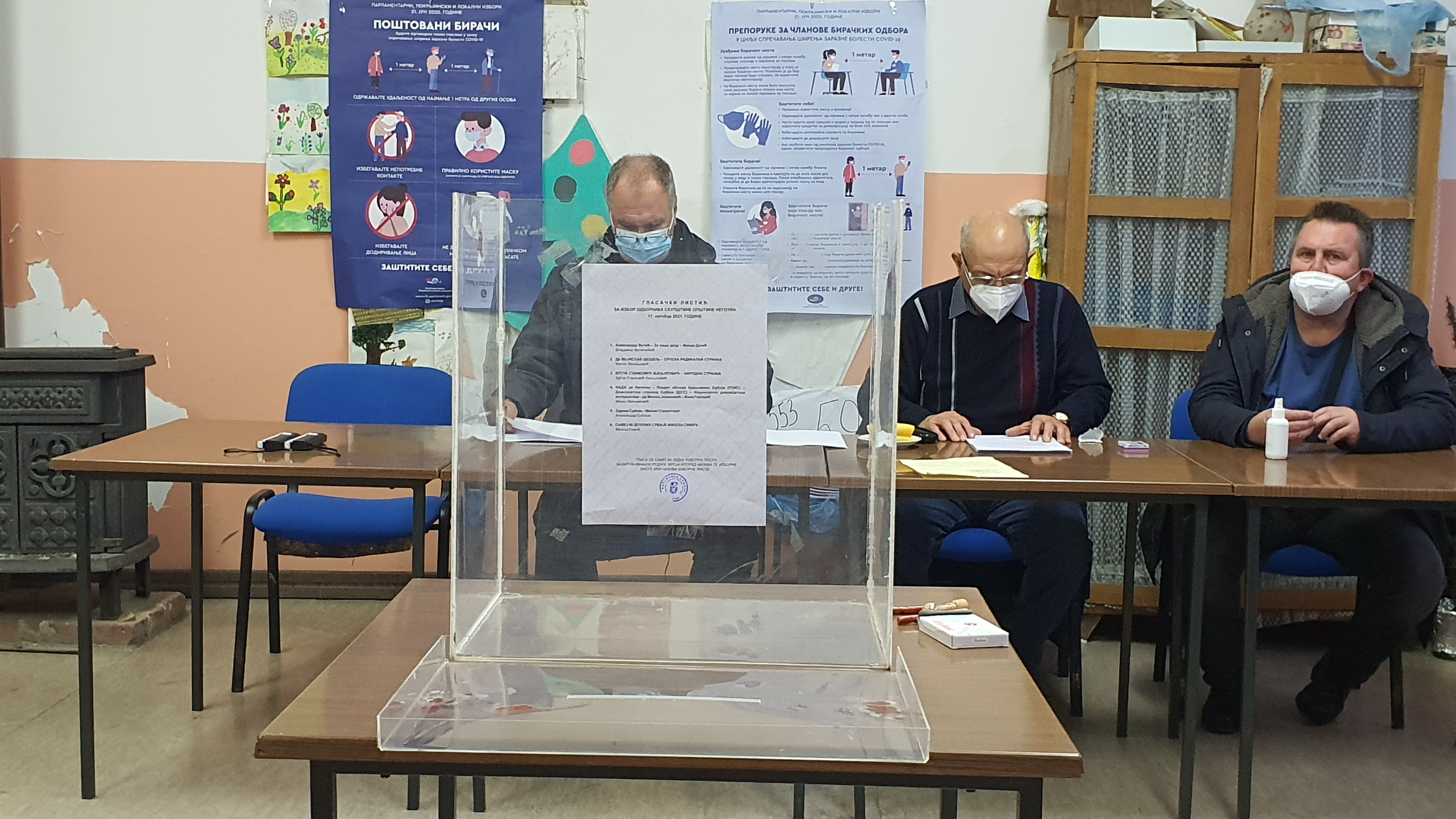Negotin, 17. oktobra 2021 - Biracka mesta na lokalnim izborima u Negotinu otvorena su jutros u sedam sati. Kontrolori. FOTO TANJUG/ ZORAN MIRKOVIC/bs
