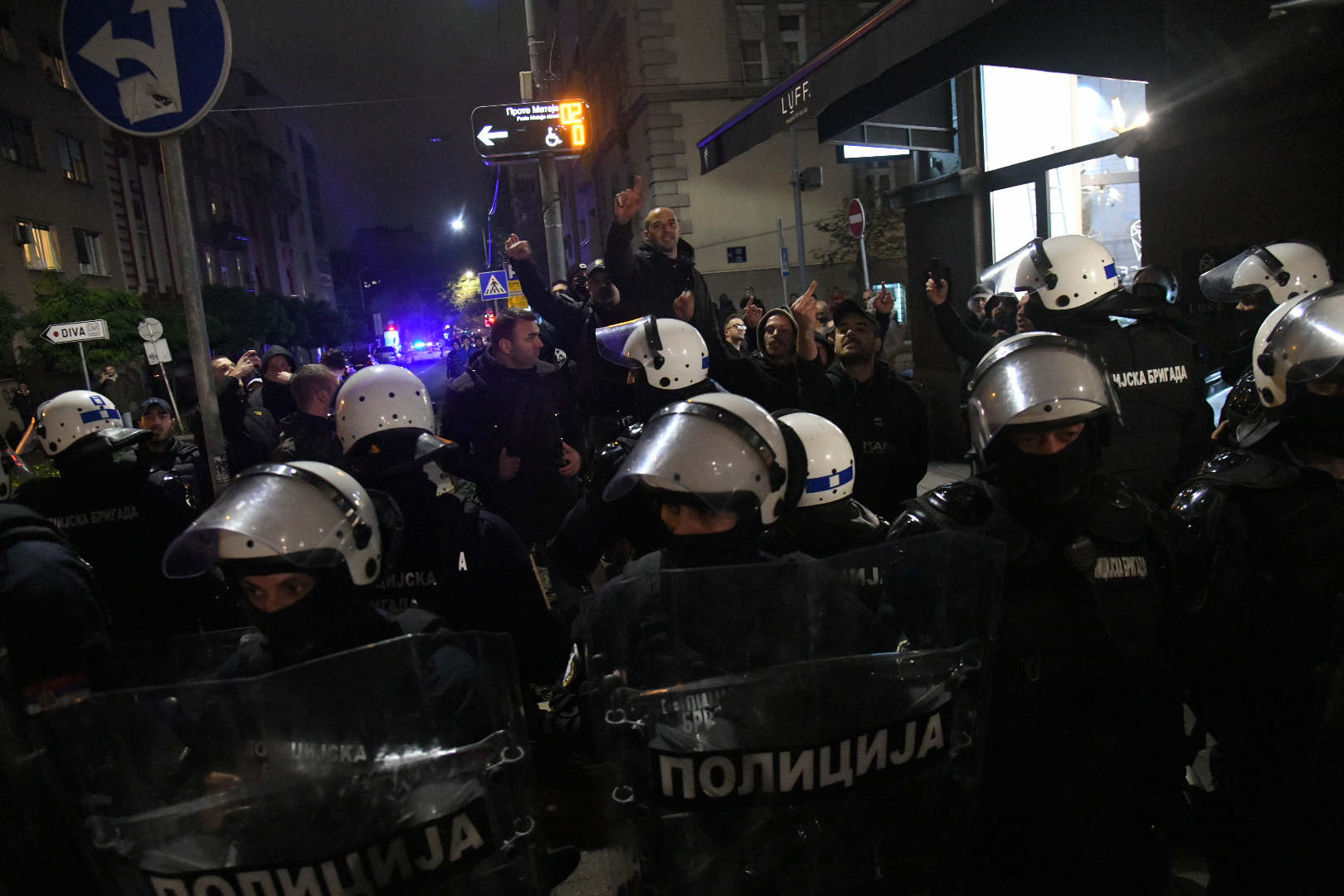 Beograd 09. novembar 2021. Mural Ratko Mladic Njegoseva ulica  frka policija okupljeni gradjani policija, kordon, protest, huligani Foto:Nemanja Jovanović/Nova.rs