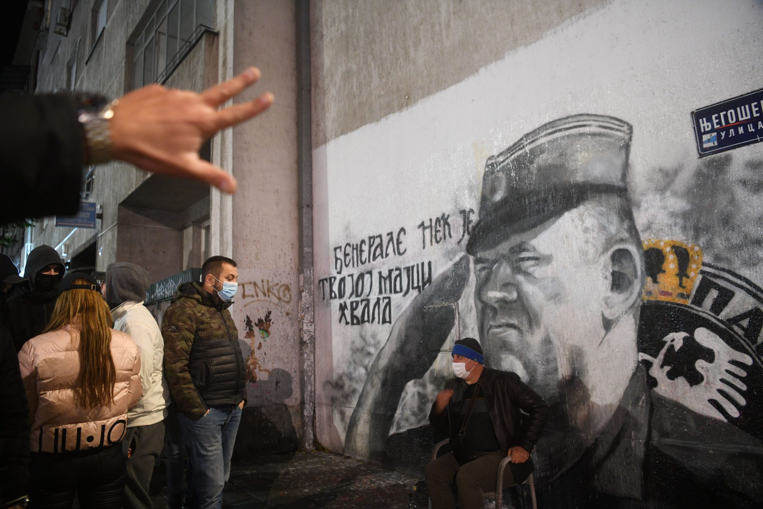 Beograd 10. novembar 2021. Mural Ratko Mladić, Dan 2, desničari brane mural, slave Mladića Foto: Filip Krainčanić/Nova.rs