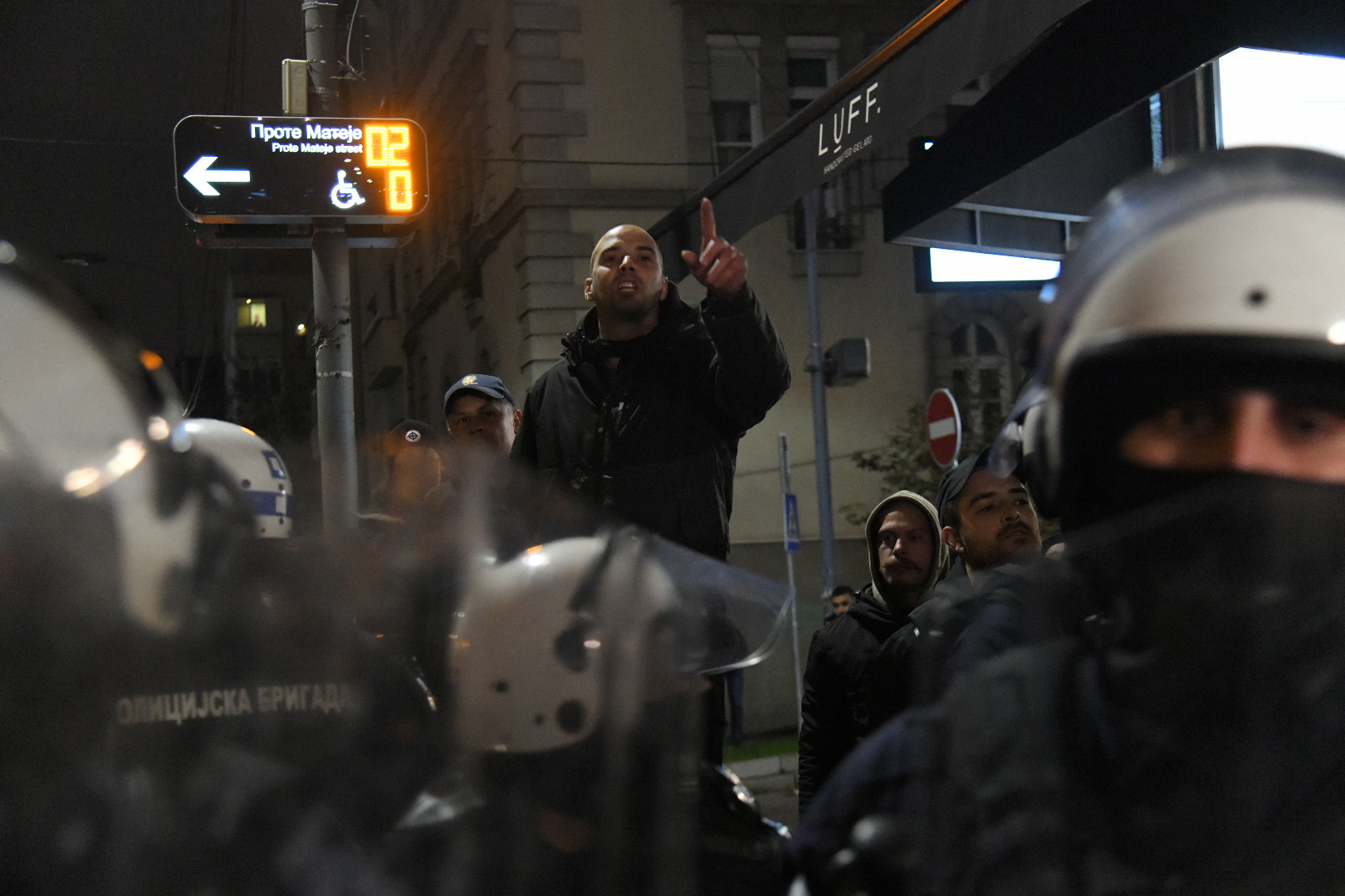 Beograd 09. novembar 2021. Mural Ratko Mladic Njegoseva ulica  frka policija okupljeni gradjani policija, kordon, protest, huligani Foto:Nemanja Jovanović/Nova.rs