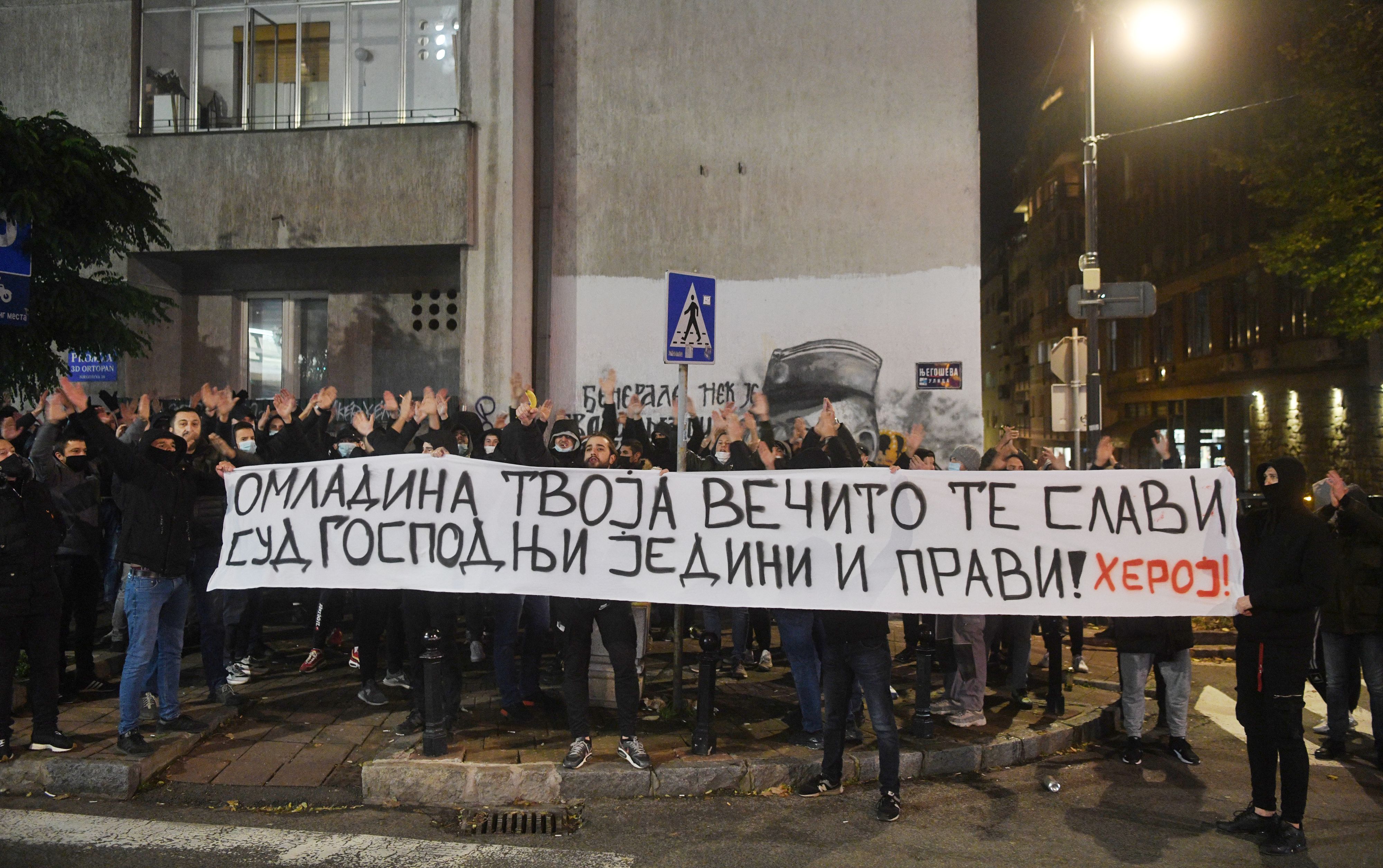 Beograd 10. novembar 2021. Mural Ratko Mladić, Dan 2, desničari brane mural, slave Mladića Foto: Filip Krainčanić/Nova.rs