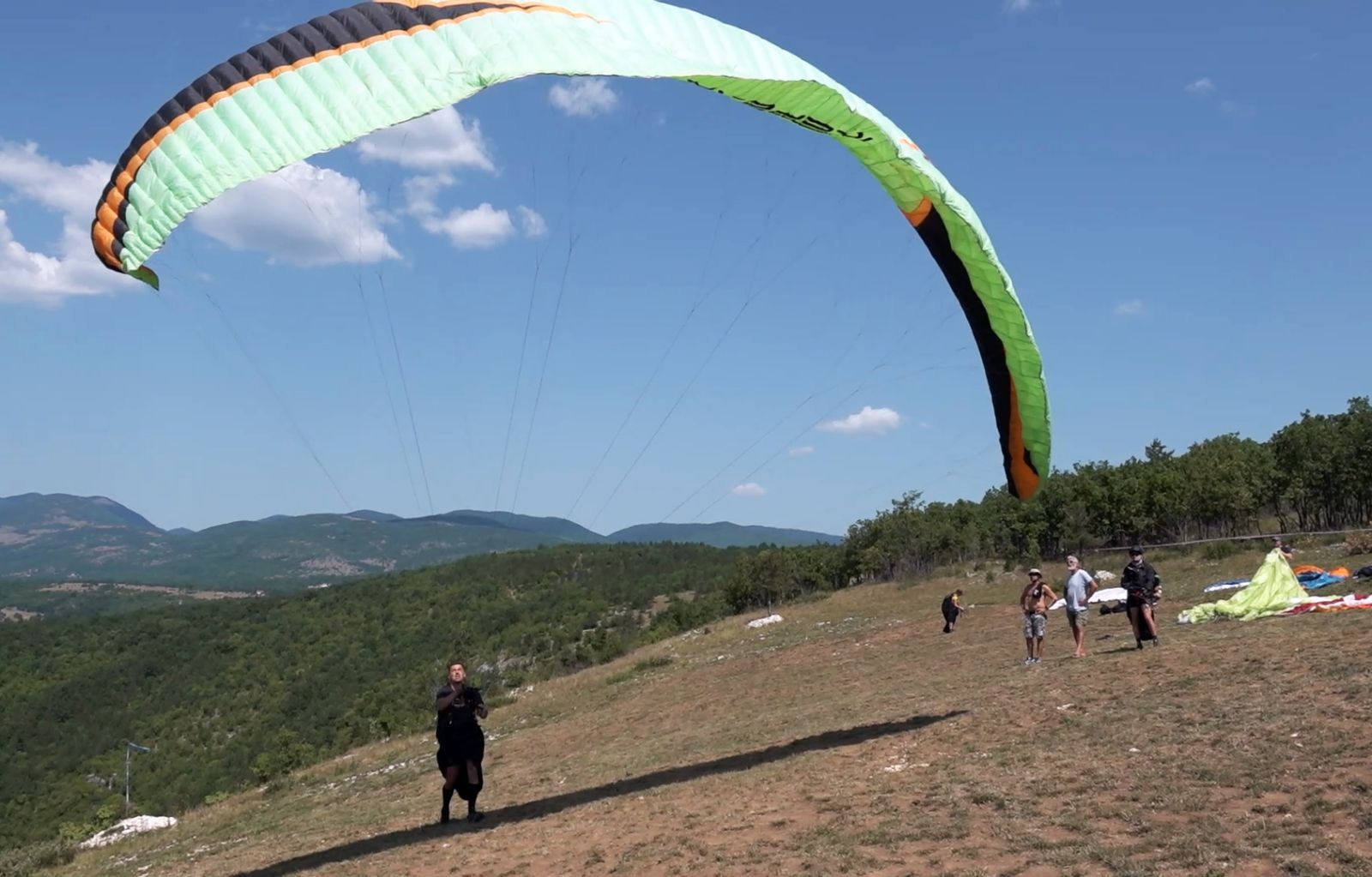 Aleksandar Vulin i Dragan Lukač, ministar unutrašnjih poslova Republike Srpske, paraglajding takmičenje Desant na Drvar Foto: MUP