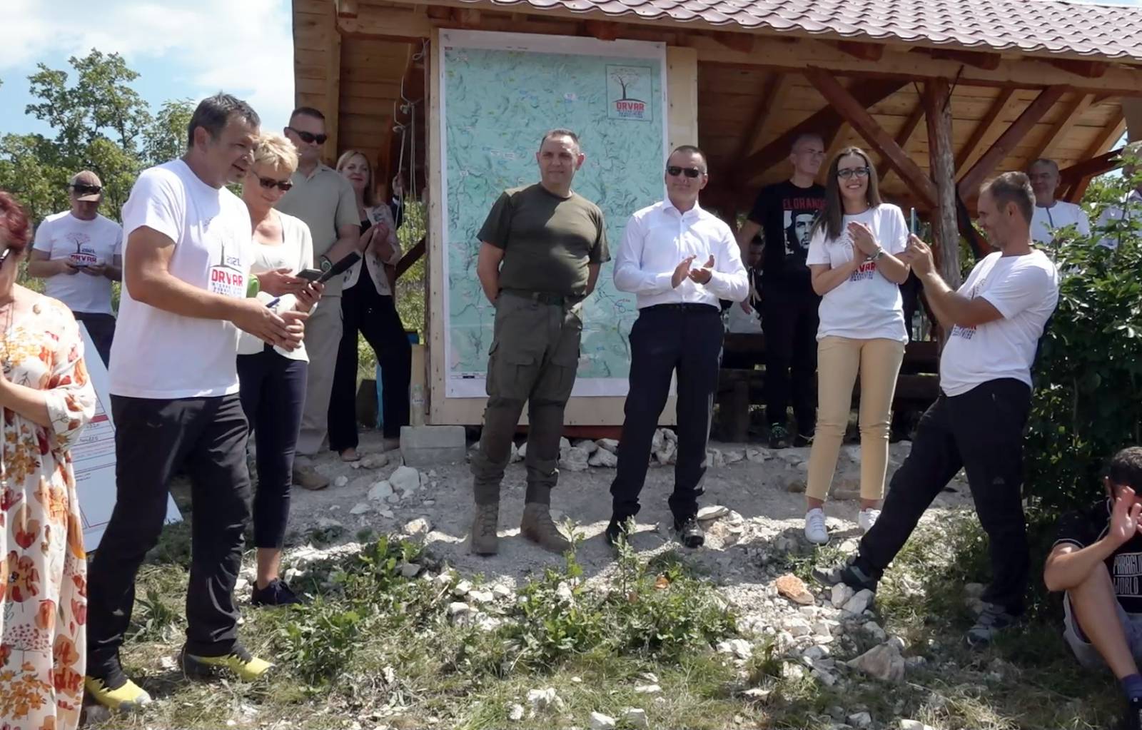 Aleksandar Vulin i Dragan Lukač, ministar unutrašnjih poslova Republike Srpske, paraglajding takmičenje Desant na Drvar Foto: MUP