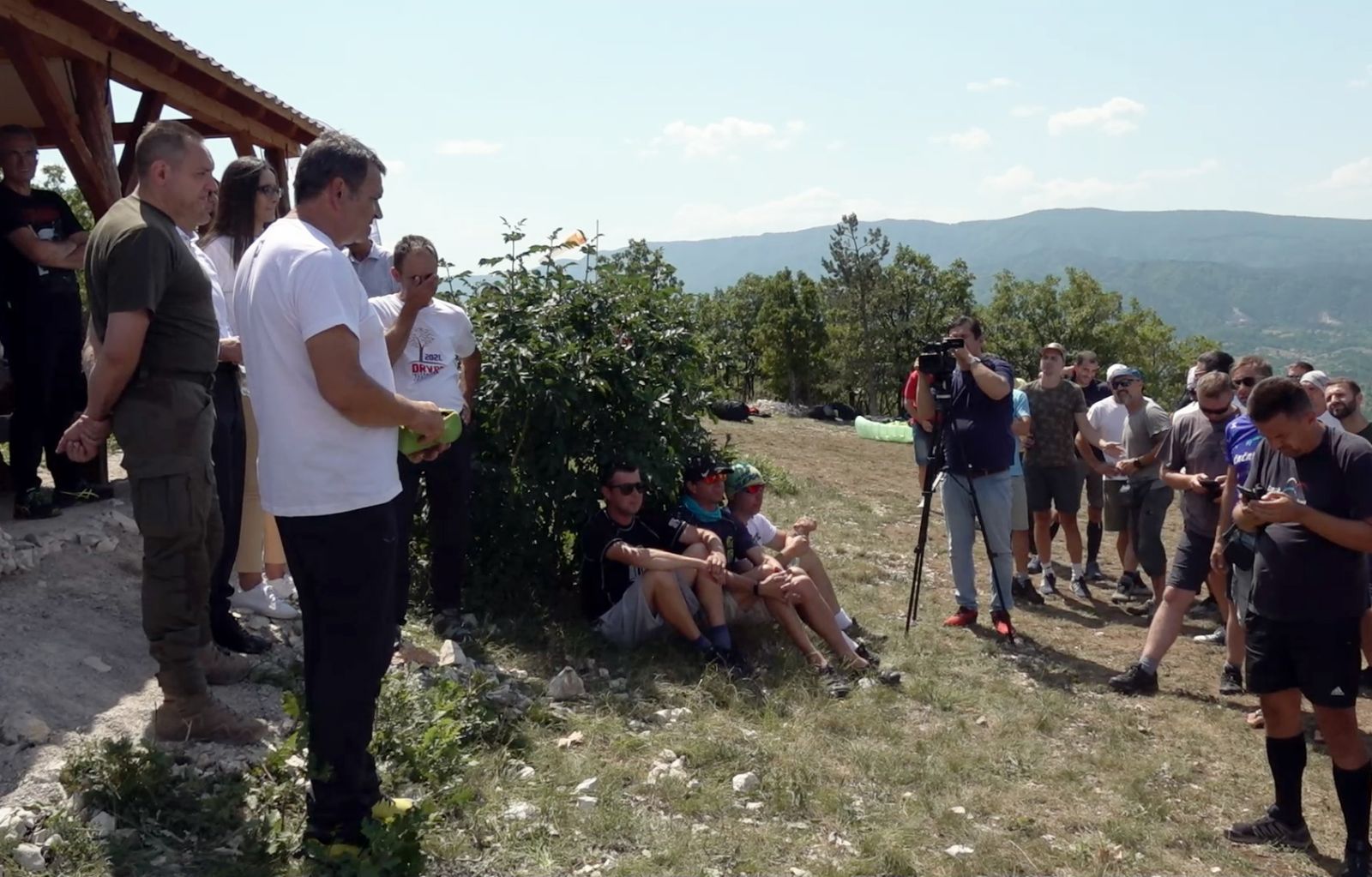 Aleksandar Vulin i Dragan Lukač, ministar unutrašnjih poslova Republike Srpske, paraglajding takmičenje Desant na Drvar Foto: MUP