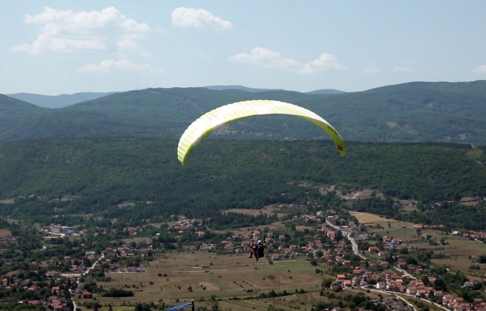 Aleksandar Vulin i Dragan Lukač, ministar unutrašnjih poslova Republike Srpske, paraglajding takmičenje Desant na Drvar Foto: MUP