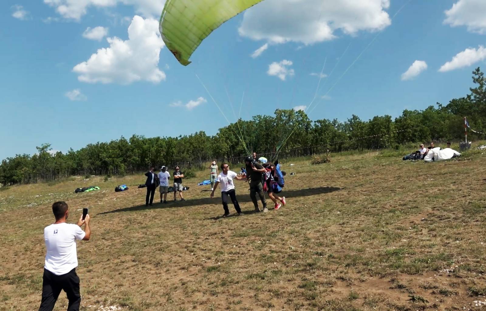 Aleksandar Vulin i Dragan Lukač, ministar unutrašnjih poslova Republike Srpske, paraglajding takmičenje Desant na Drvar Foto: MUP