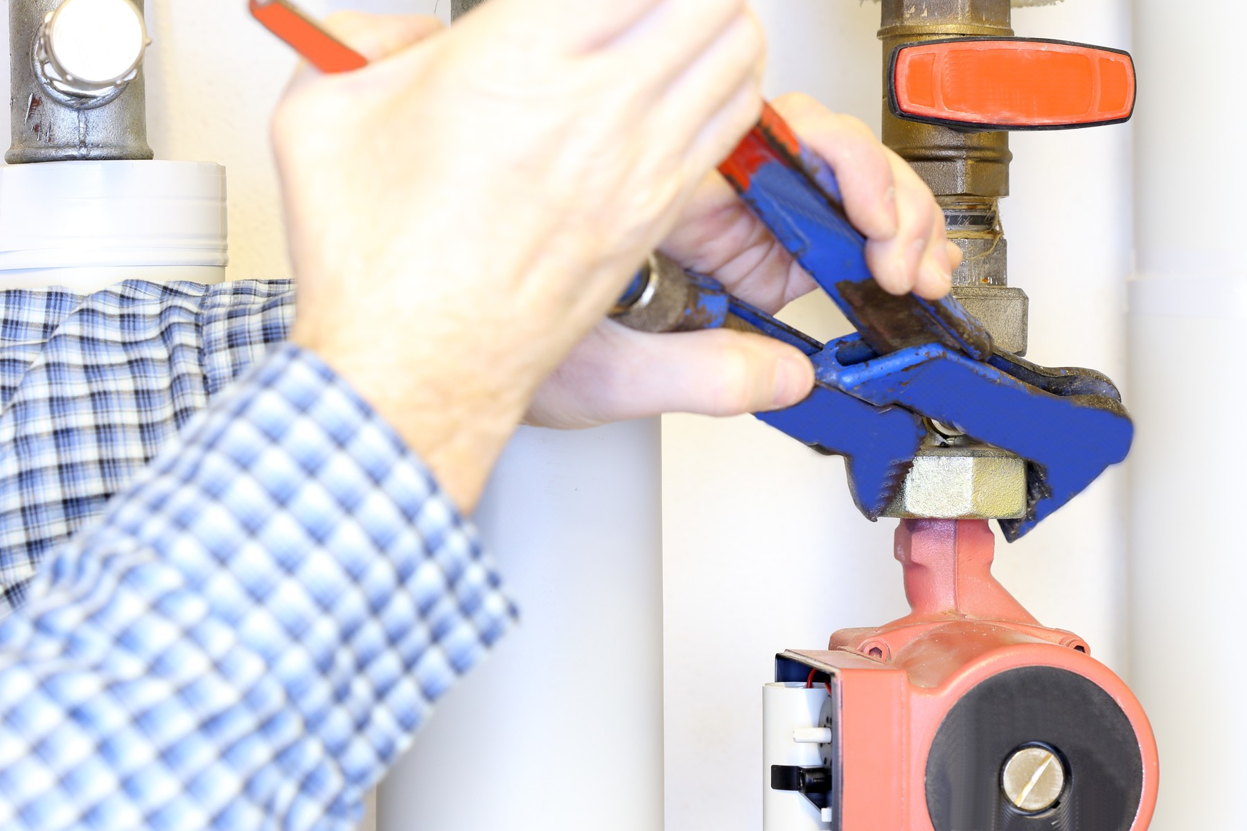 tighten the screw connection of a pump,Image: 367228083, License: Royalty-free, Restrictions: , Model Release: yes, Credit line: Rupert Trischberger / Panthermedia / Profimedia