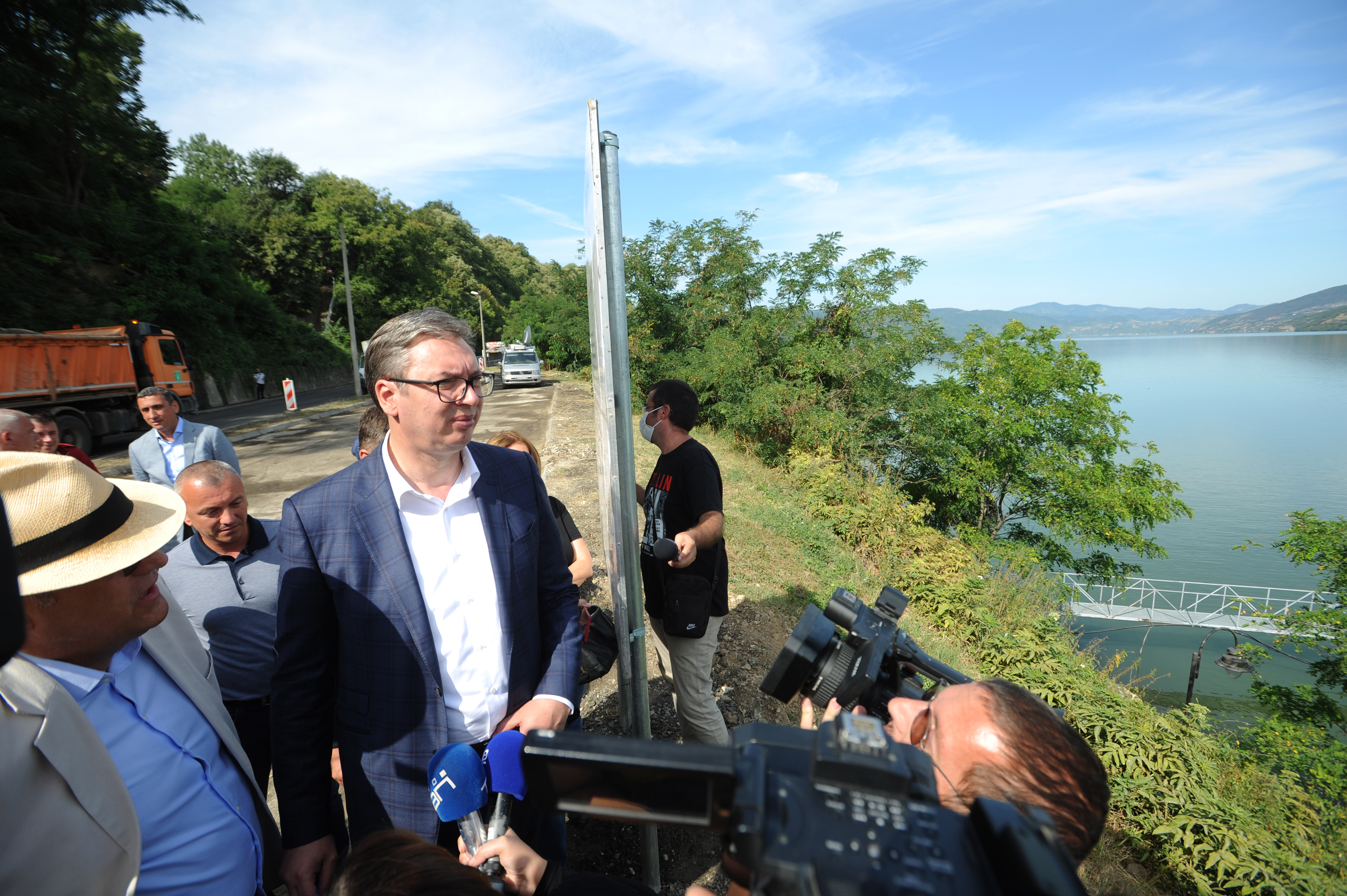 Donji Milanovac, 21. avgusta 2021.- Predsednik Aleksandar Vucic obisao je danas radove na rehabilitaciji puta Golubac - Donji Milanovac, duzune 55,5 kilometara, koji su poceli pre nekoliko dana. FOTO TANJUG/ TARA RADOVANOVIC/ bs