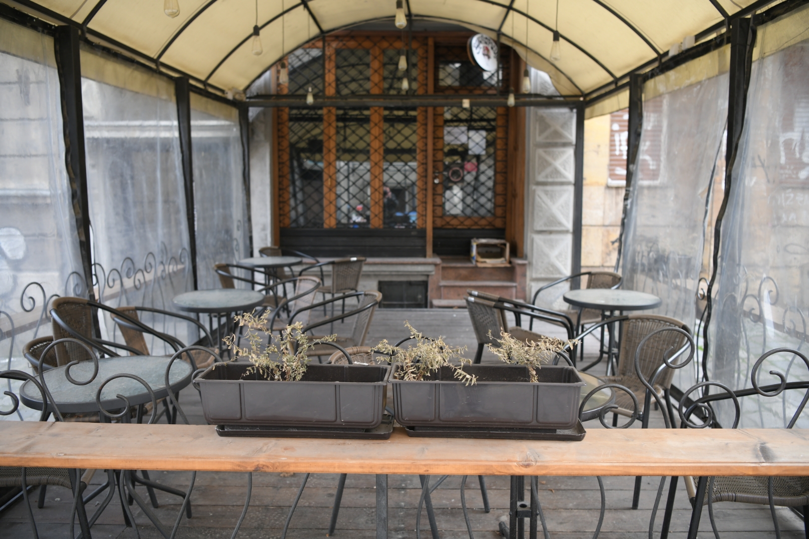 Beograd 17. mart 2021. Zatvoreni kafici frizerski saloni tokom novih mera Vlade Srbije koje su od danas stupile na snagu kao mera suzbijanja sirenja koronavirusaFoto:Dragan Mujan/Nova.rs